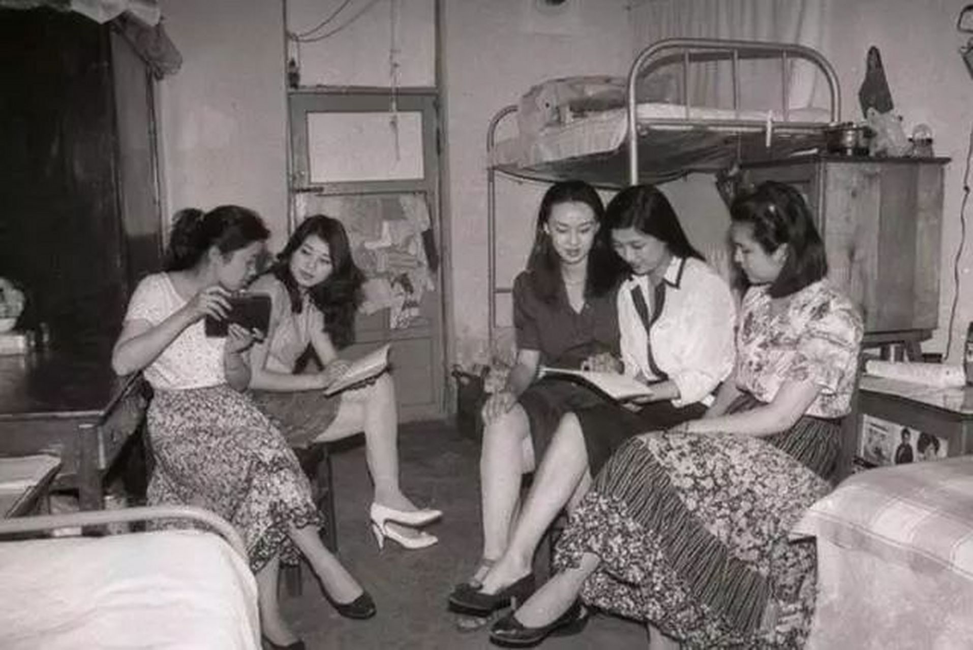 80年代老照片:當時的大學女生宿舍,裙子對於女大學生來說很有誘惑力