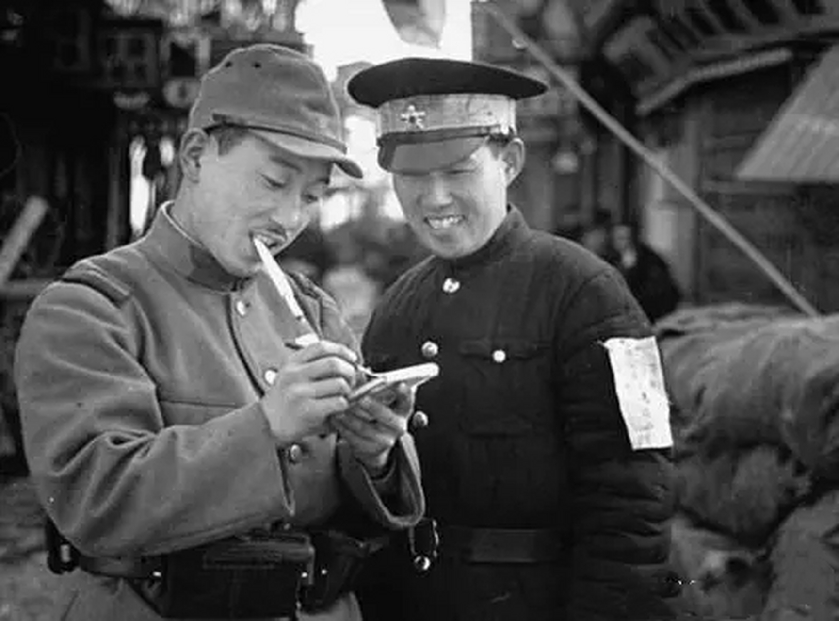 1941年春,在齐光镇上,有一群作威作福的汉奸们正拿着木棍和皮鞭驱赶着