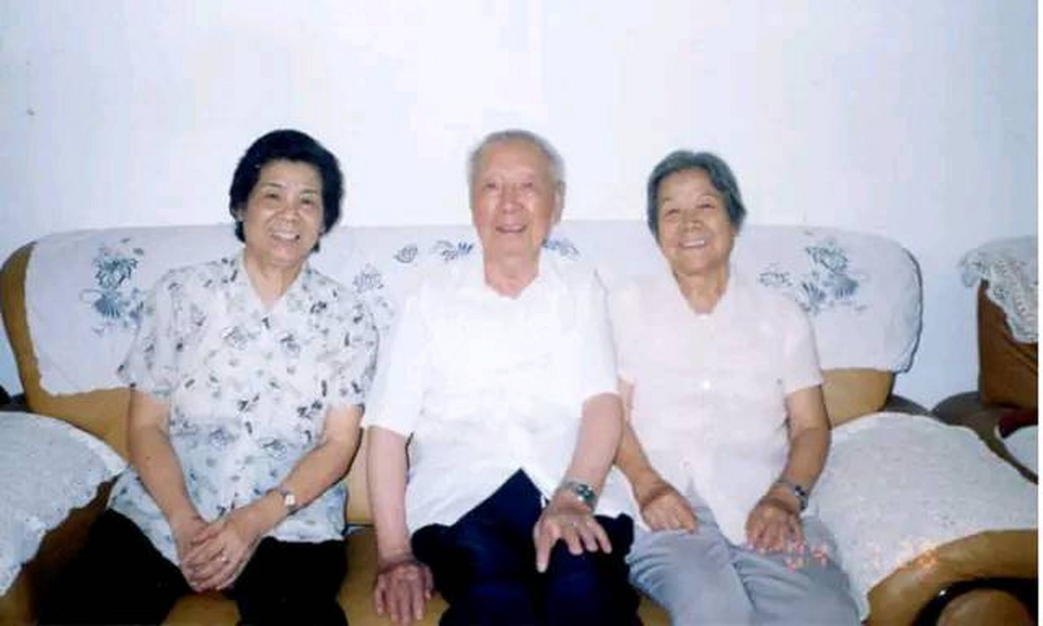 开国少将朱耀华,是江西瑞金一个贫困家庭的孩子,1930年参加红军,参加