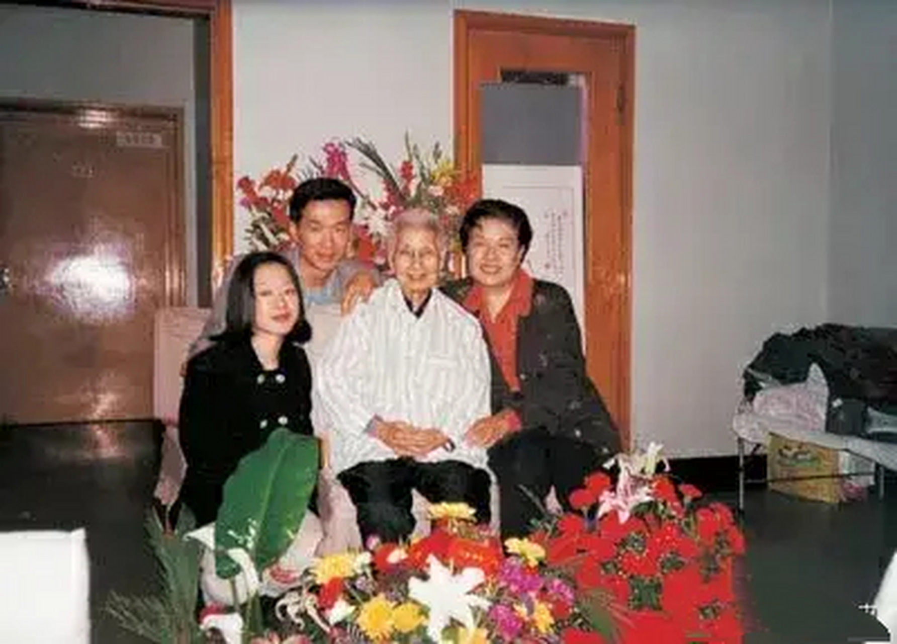 1998年4月4日,陶斯亮和子女一起为母亲曾志庆祝87岁生日.