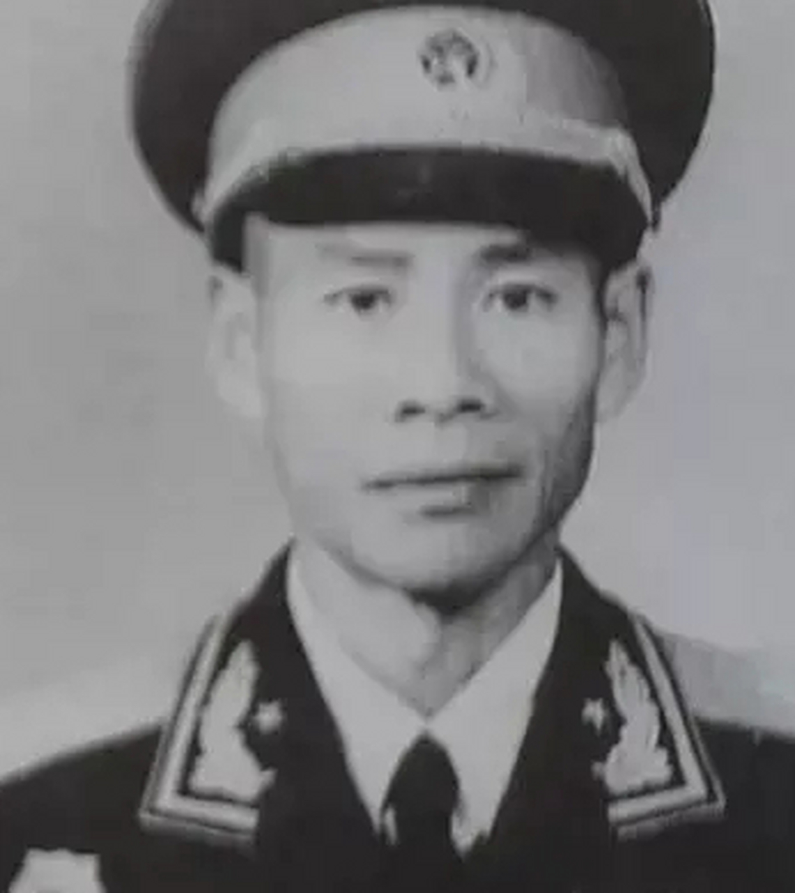 开国将军吴华夺1955年授衔时年仅38岁,因为身材挺拔,长相英武,曾经