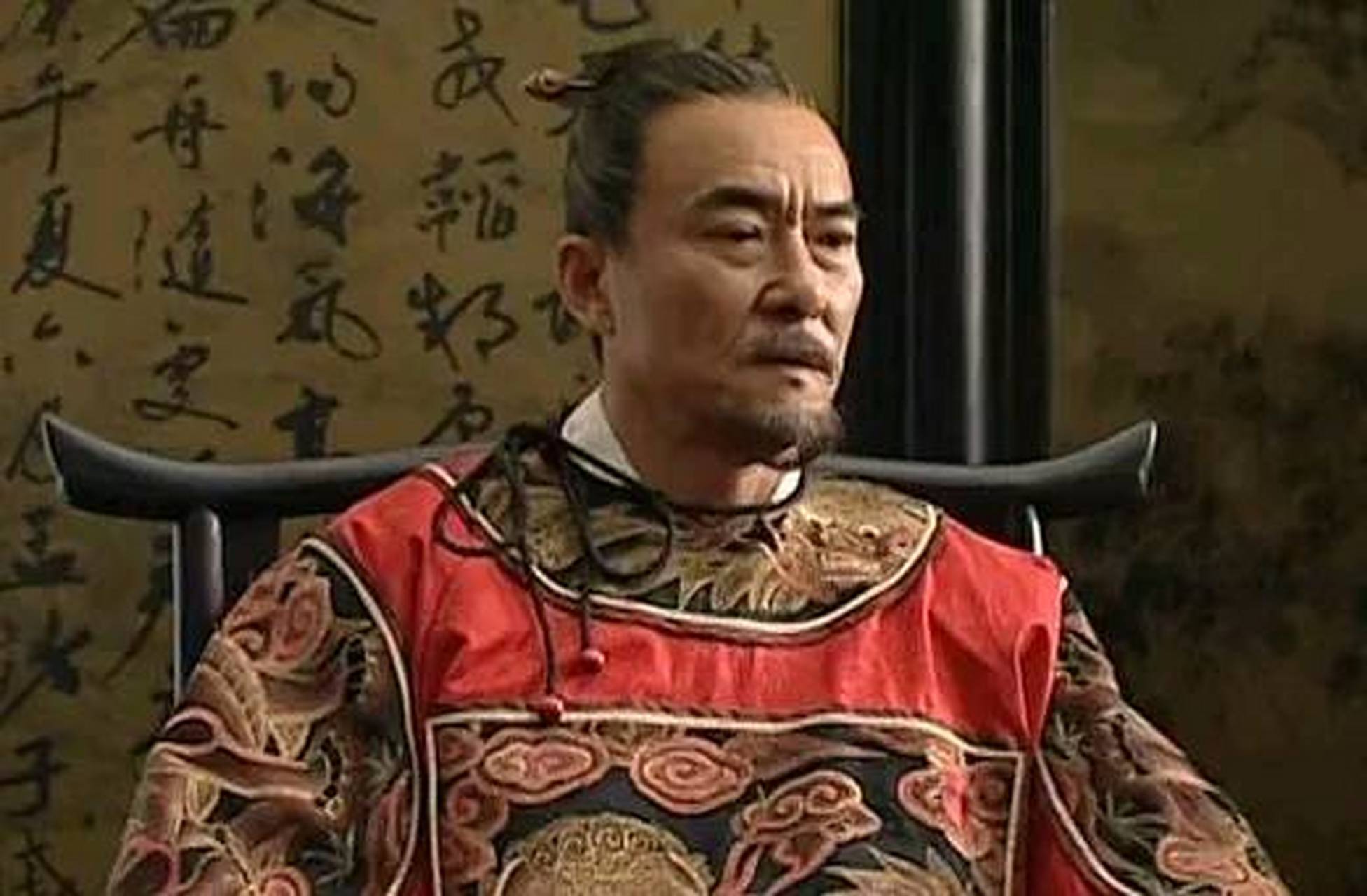 祖籍安徽绩溪,出生豪门望族,家中累世进士,先祖最高官职尚书,曾显赫一