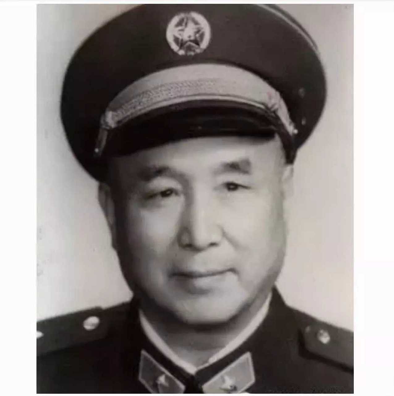 1916年四月,刘西尧出生于湖南长沙一个经商发家的封建大家族.