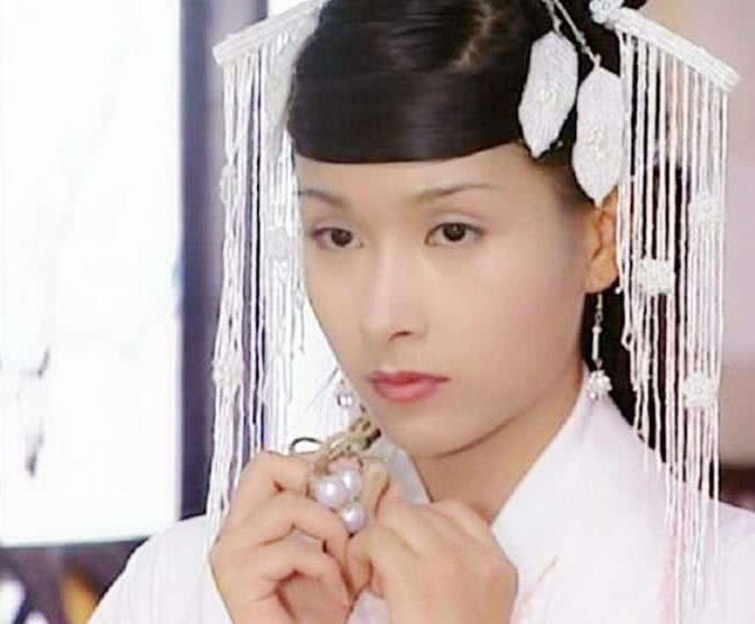 在《大醉侠》中,杨恭如饰演白羽彤一角,江湖称"金燕子"