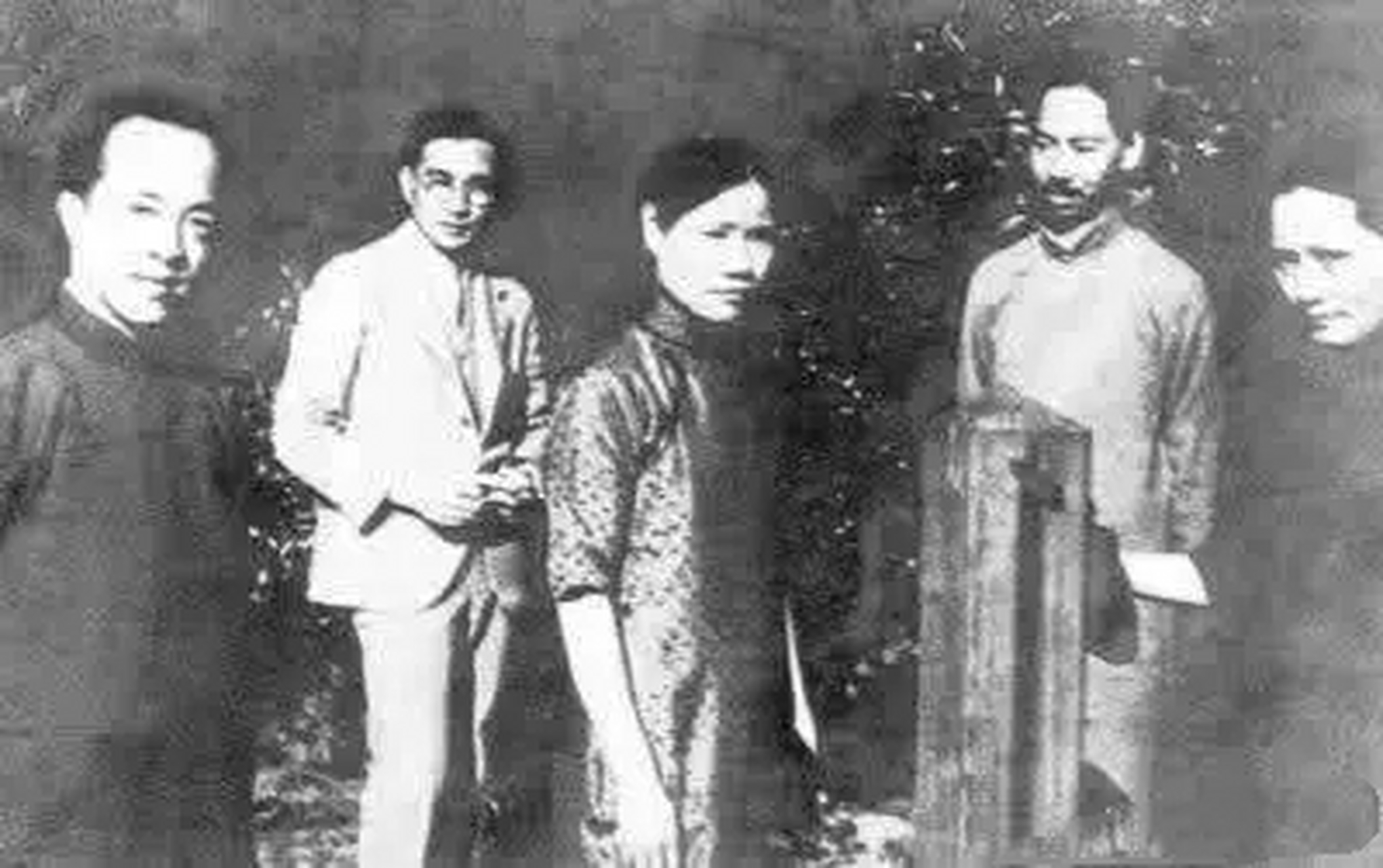 1950年,全国剿匪期间,土匪头子宋长志通过一条小船,在夜色中行驶,静