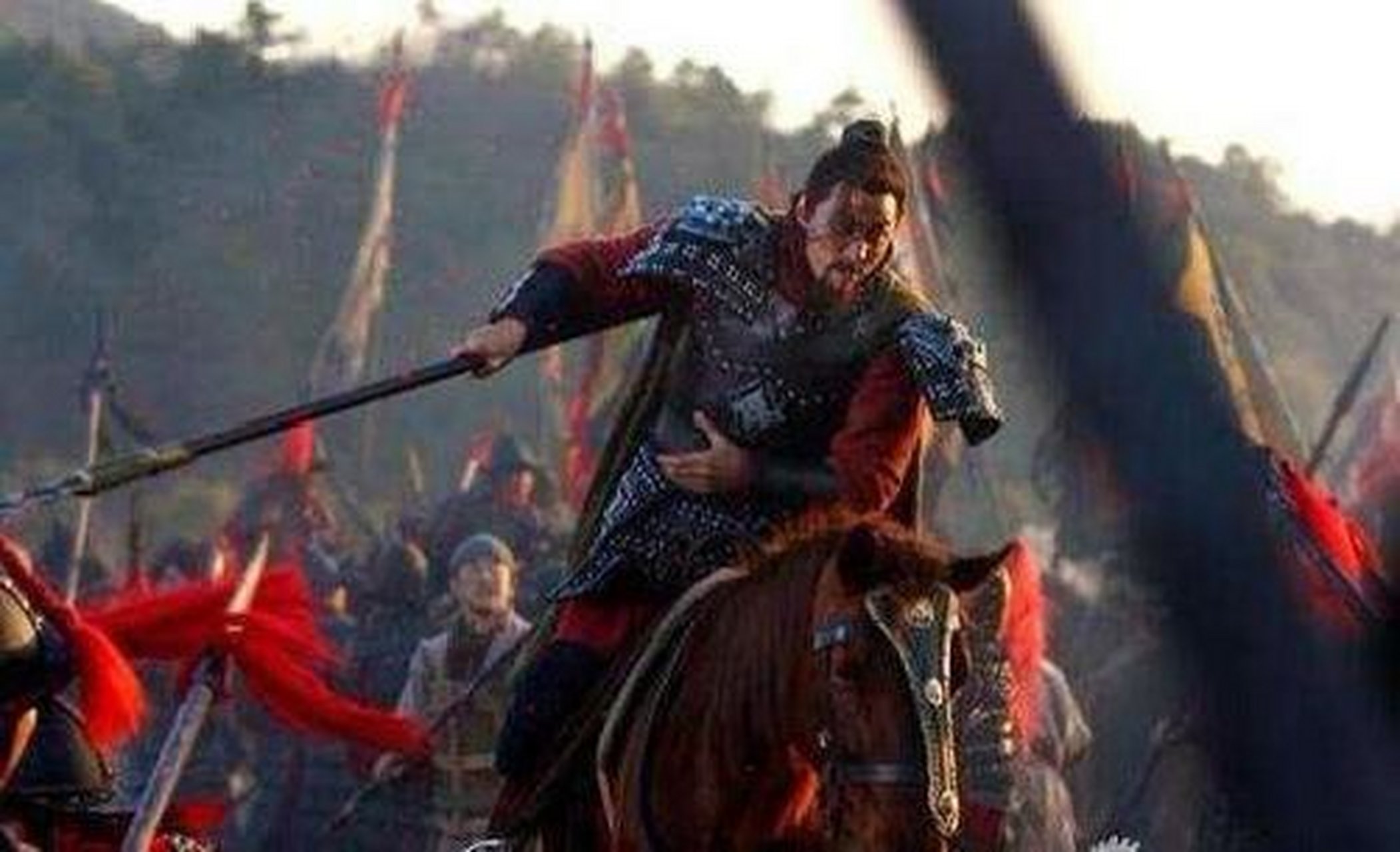 林冲,绰号"豹子头",手中兵器丈八蛇矛,活脱脱的三国猛张飞在世,武功