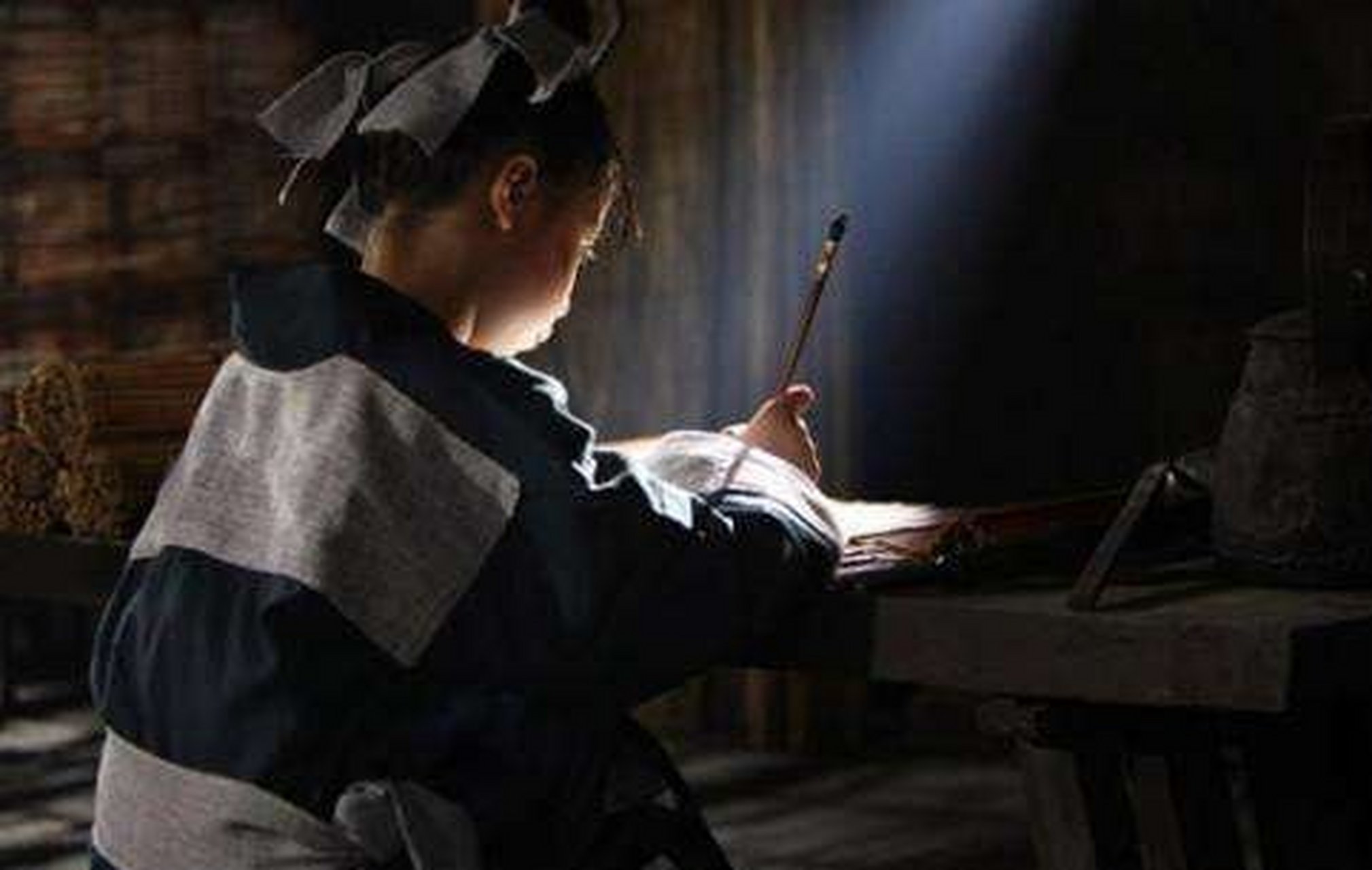 汉元帝封他为安乐侯时,本有封地31万亩,匡衡却私自非法扩地4万多亩,被