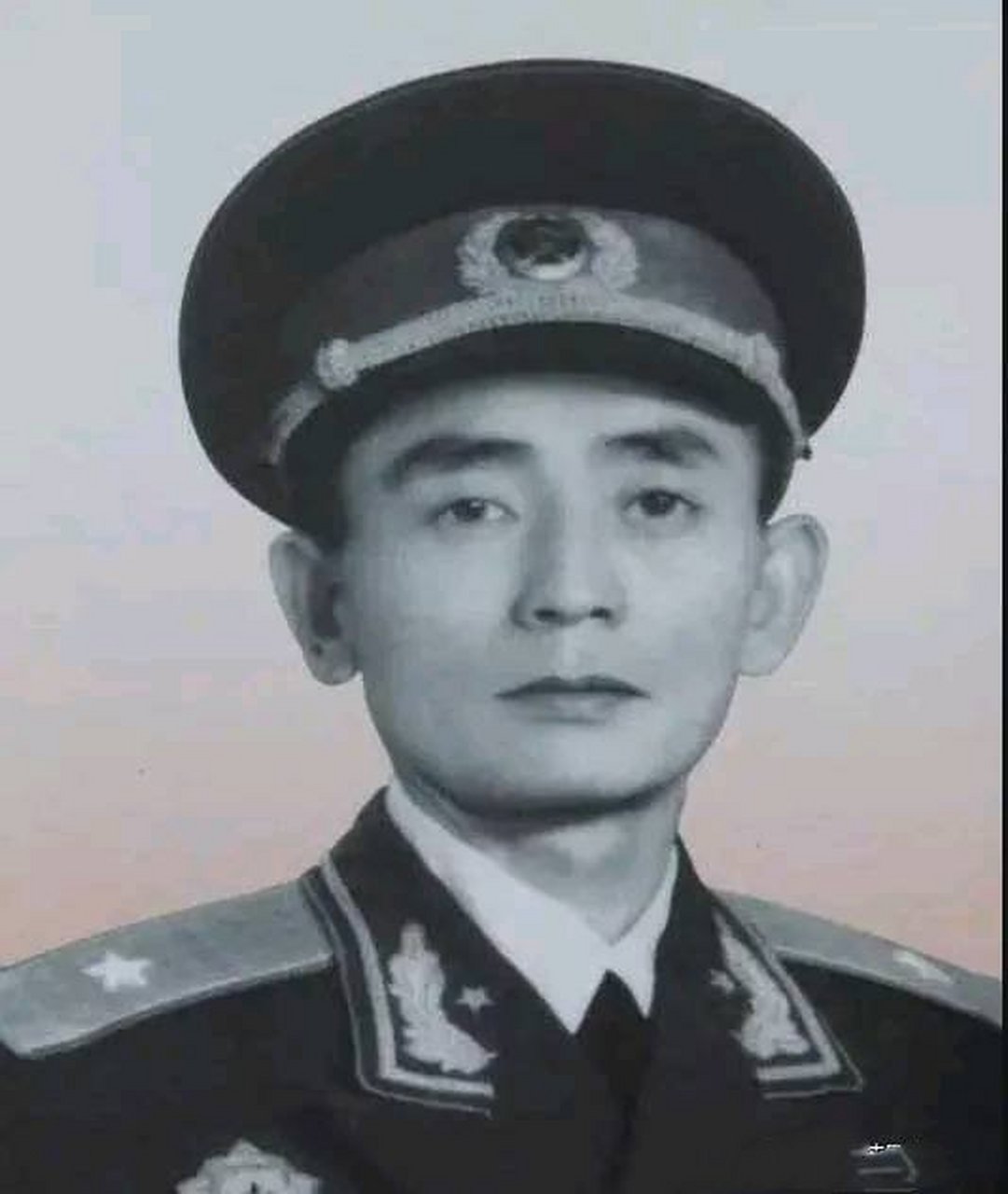 朱绍清是湖南华容人,少年时读过三年书,16岁参加红军.