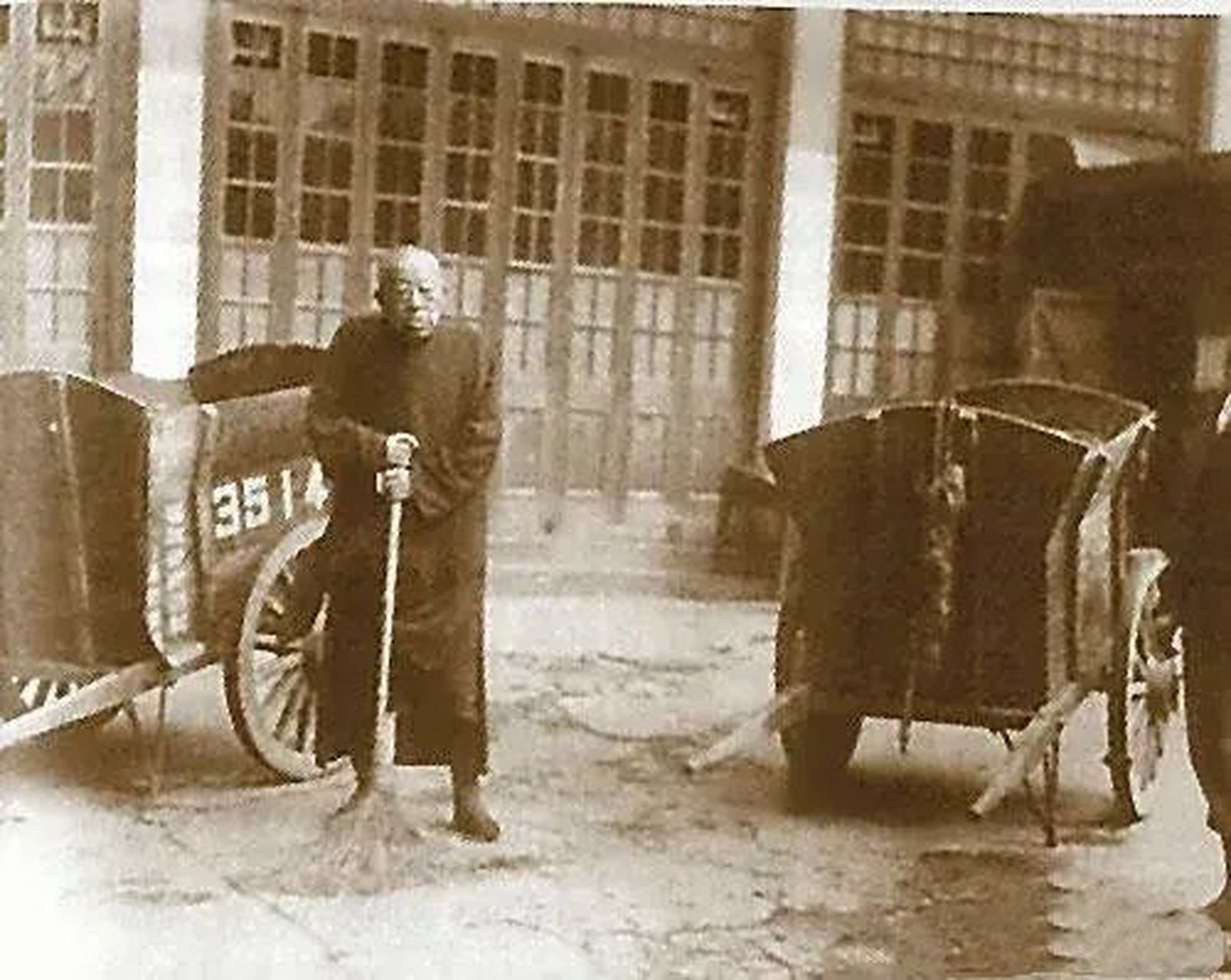 1949年上海解放前夕,青帮头目黄金荣的儿媳李志清担心遭到清算,携带