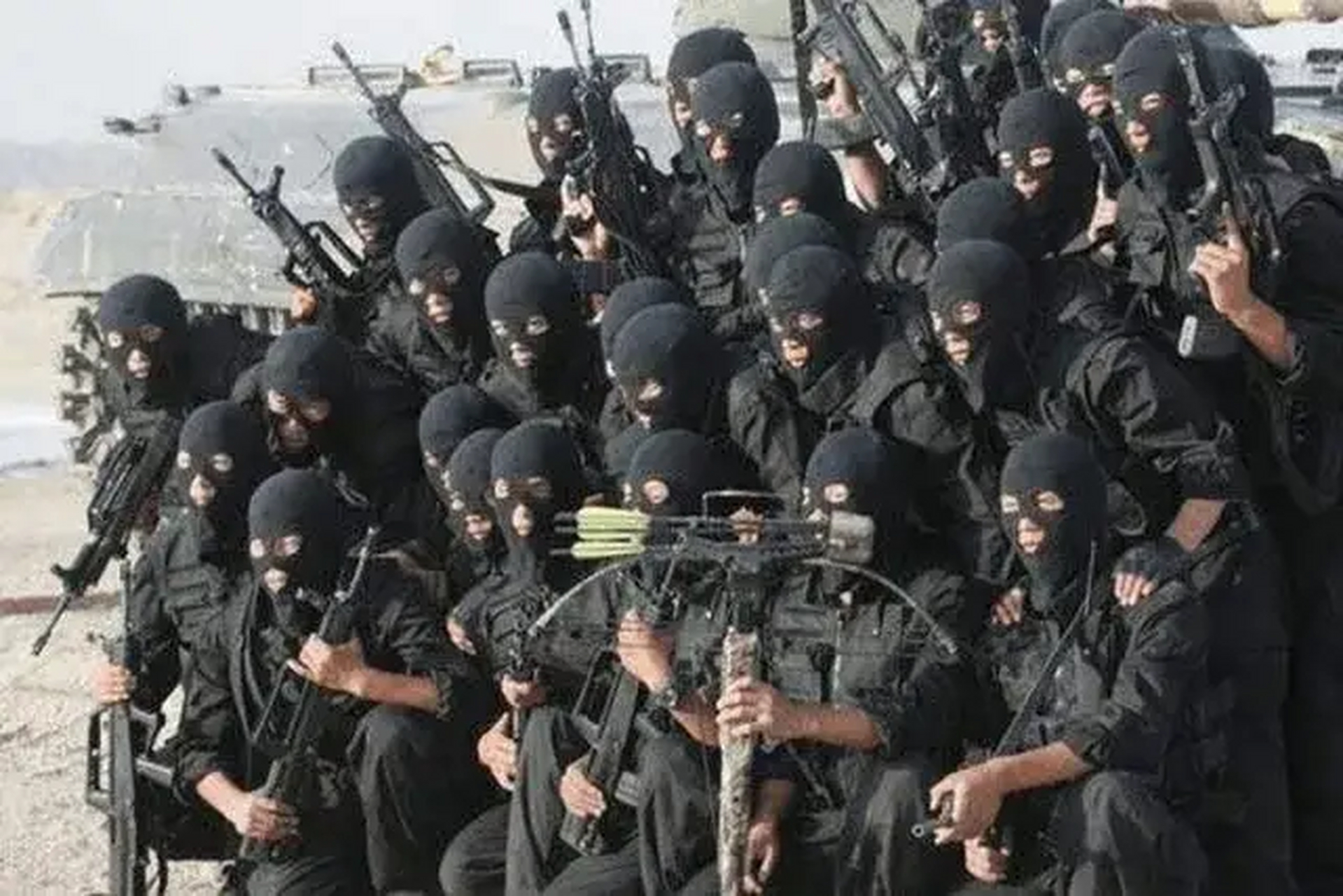 1995年7月下旬,中国"飞龙"特种部队官兵全副武装,每人携带一壶淡水,3