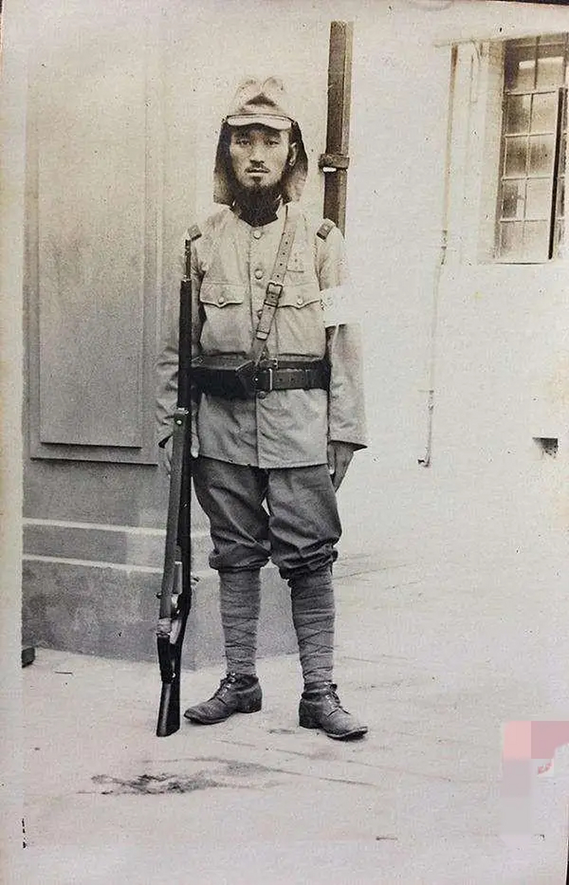 真实的日本兵其实是长这样,两撇小胡子加下巴颏上一撮毛,手持一支三八