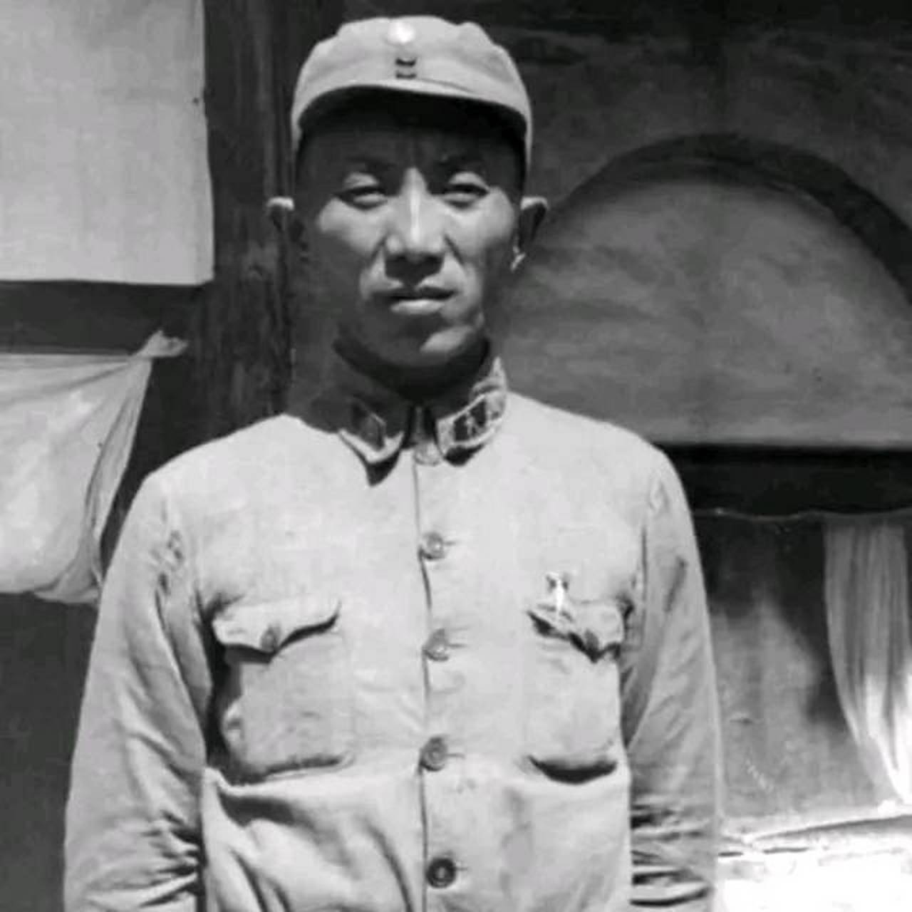 郑效峰多少岁参加的红军呢?