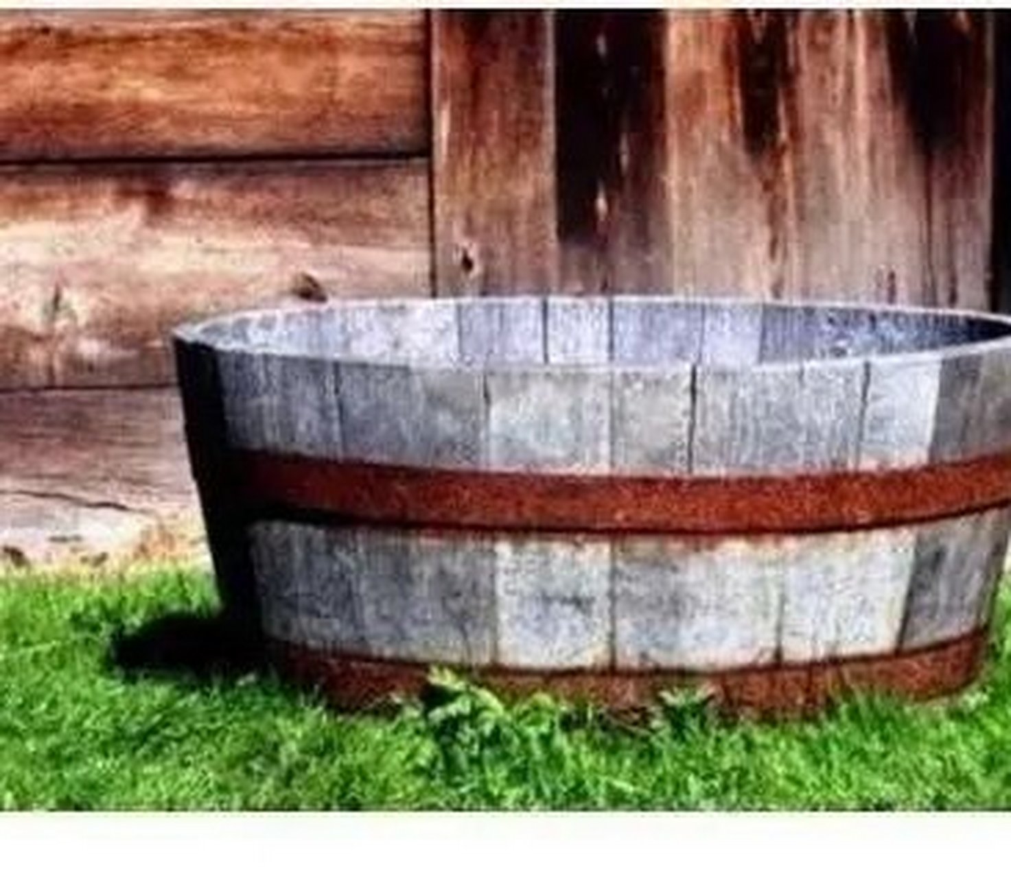 浴桶刑是将犯人泡在一个只有头能伸出来的浴桶中,然后在他们脸上涂上