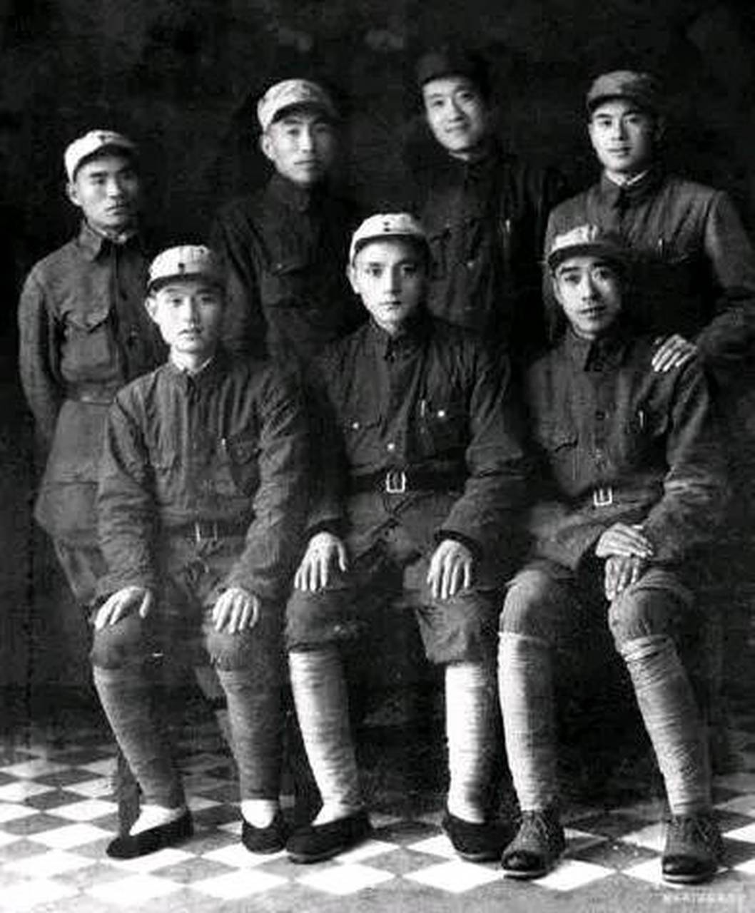 1931年3月,周赤萍第一次离开家时,将自己仅有的三块银元给了老母亲