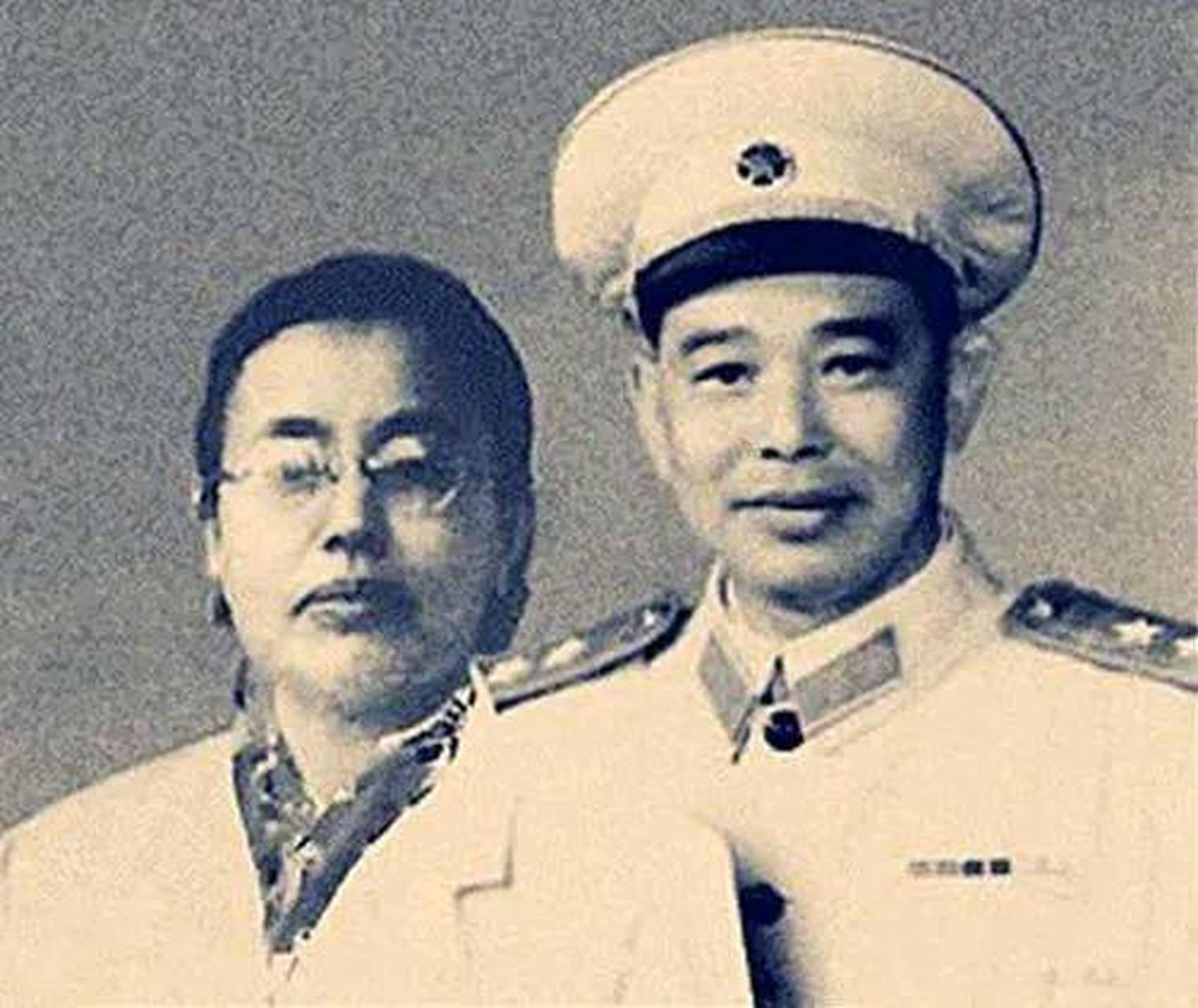 1967年,武汉军区司令员陈再道和政委钟汉华遭遇了人生的"滑铁卢",因为