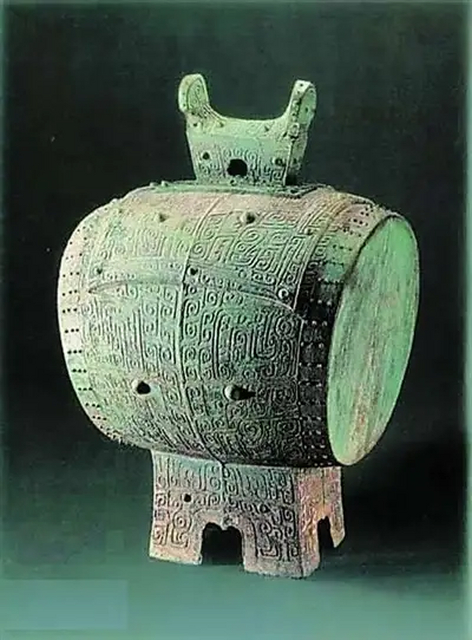 程正华绕到对岸,拿起锄头将土刨开.惊讶地发现绿疙瘩是一面铜鼓.