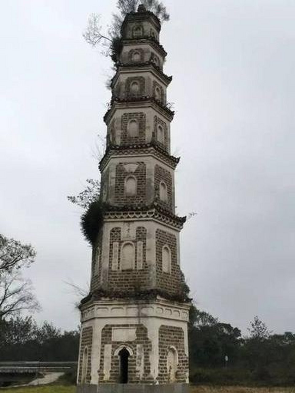 万宁青云塔,位于万宁万城镇东南2公里的山尾岭上,耸立着一座造型魁梧