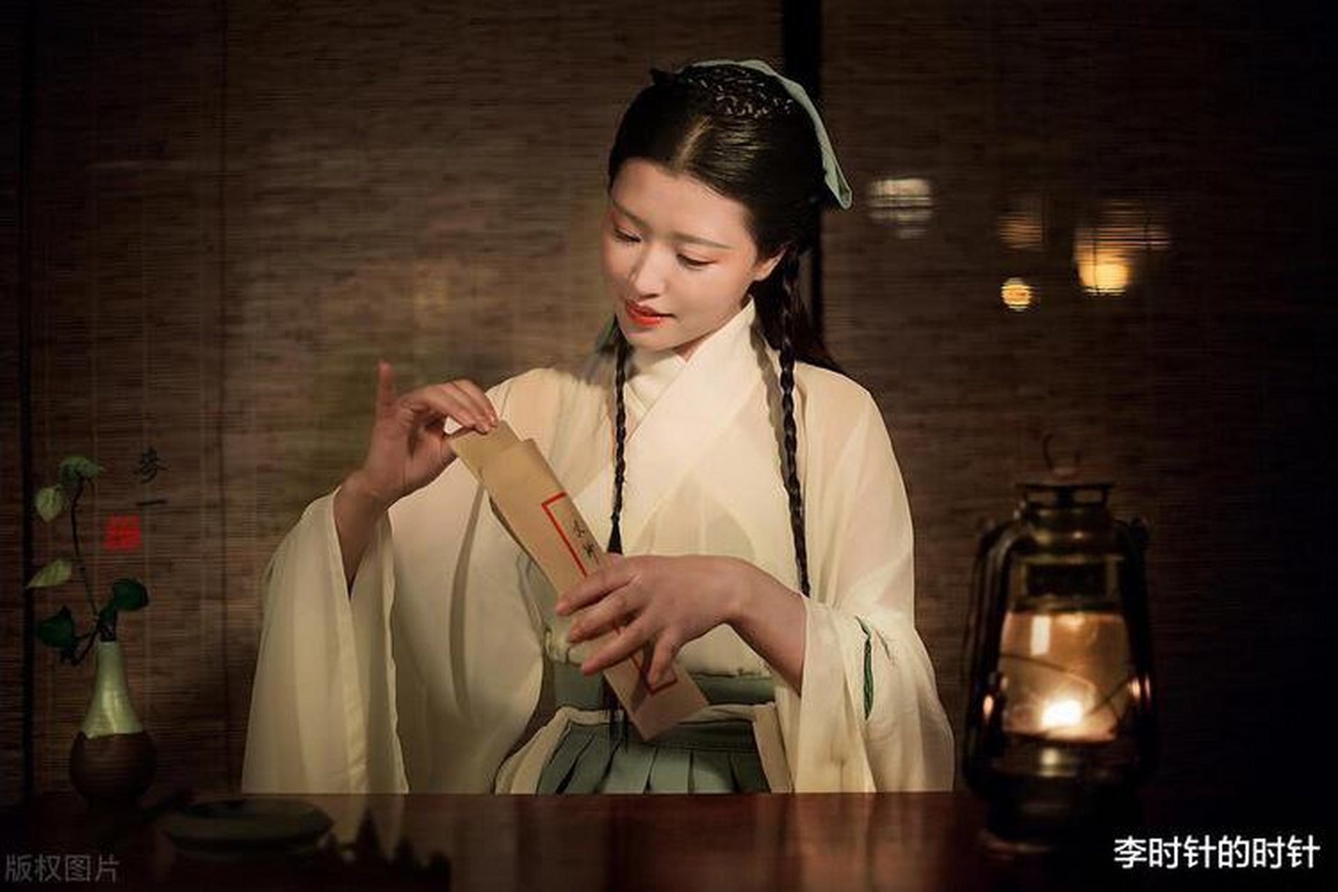 "刬袜步香阶,手提金缕鞋. 画堂南畔见,一晌偎人颤.