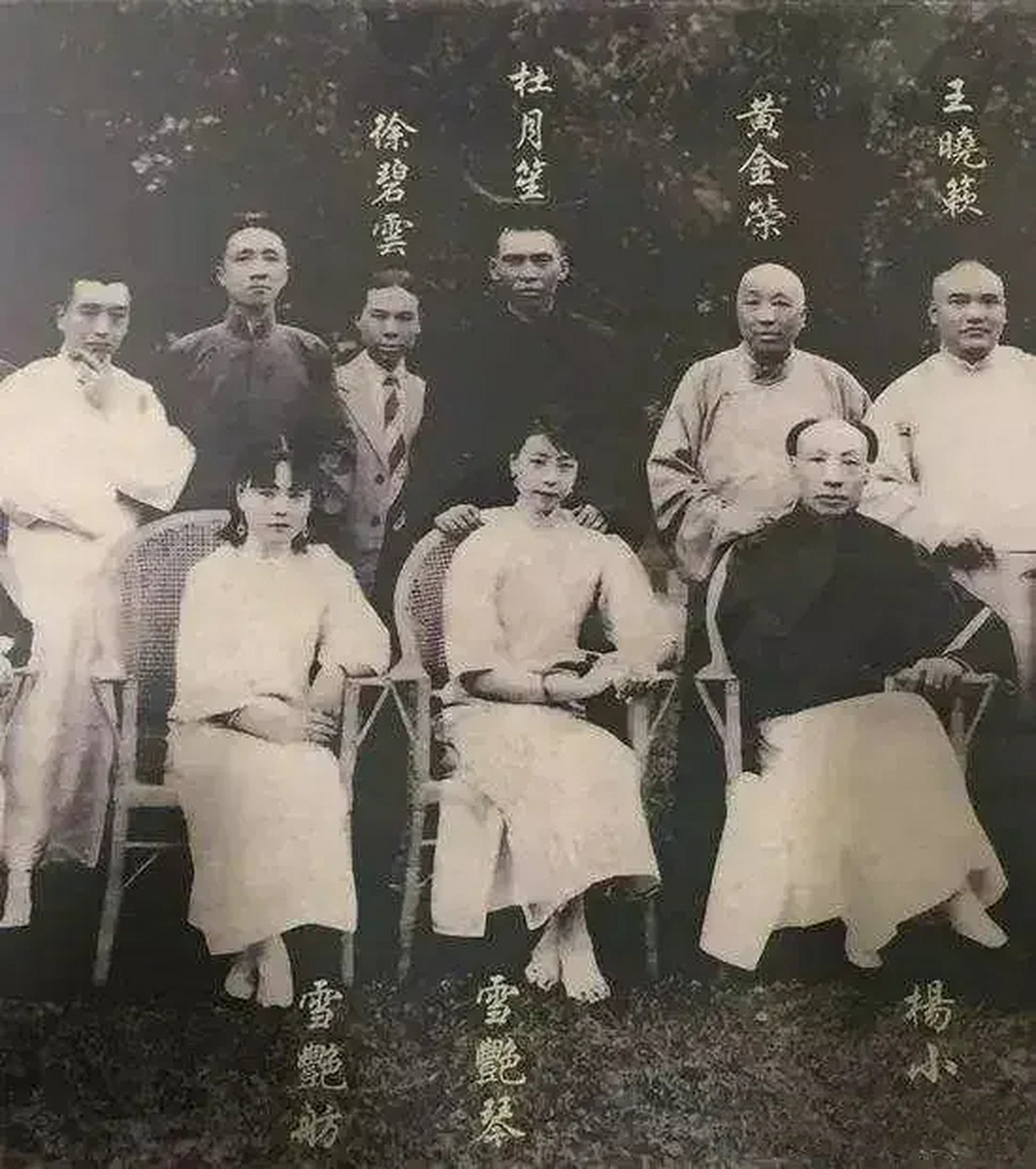 1913年的一天,探长沈杏山的爪牙抢了黄金荣8包烟土,在混战中,黄金荣扣