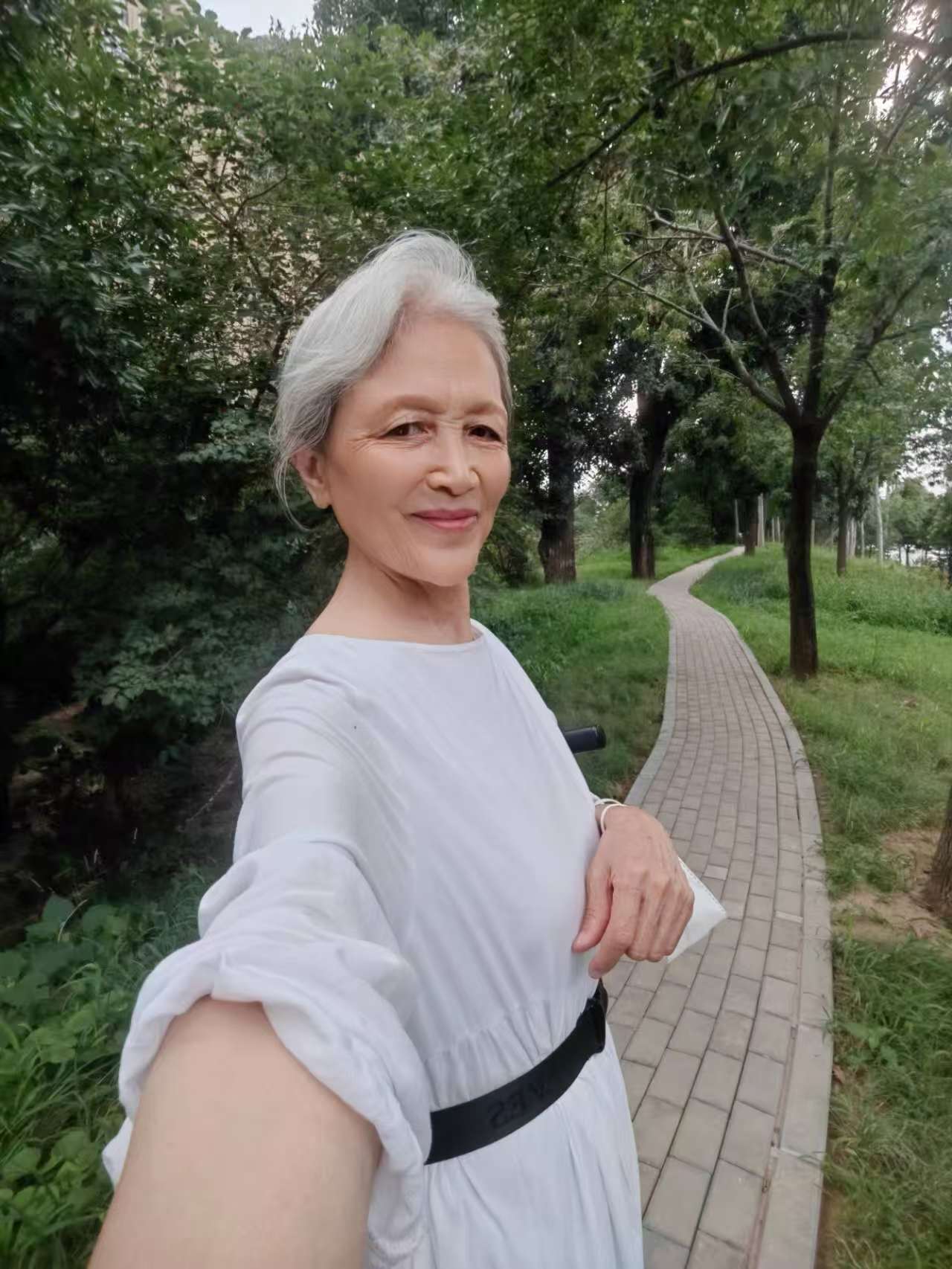 如果晚辈大包大揽的,把老人什么事都"卸车",那老人很快就走向不能自理