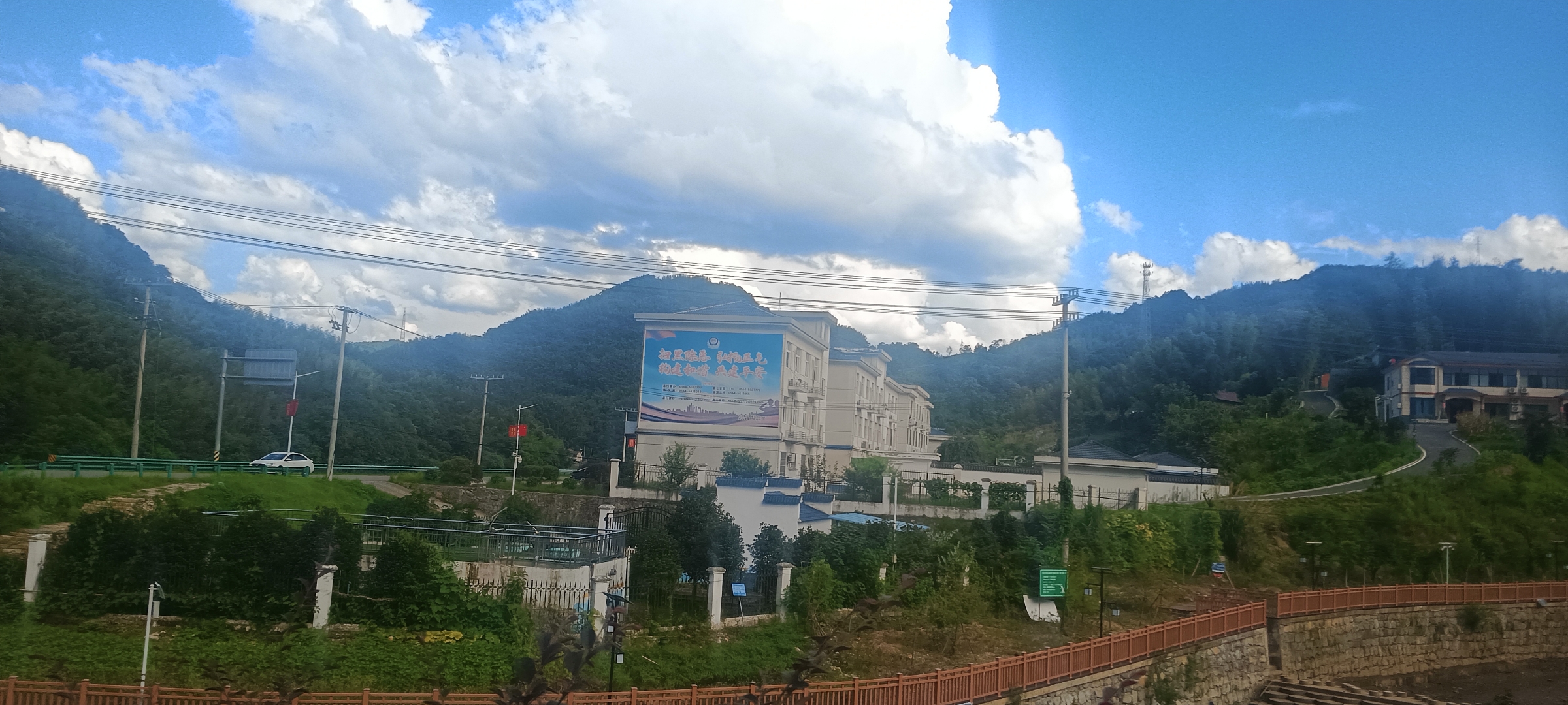 磨子潭镇:四面环山,风景秀丽