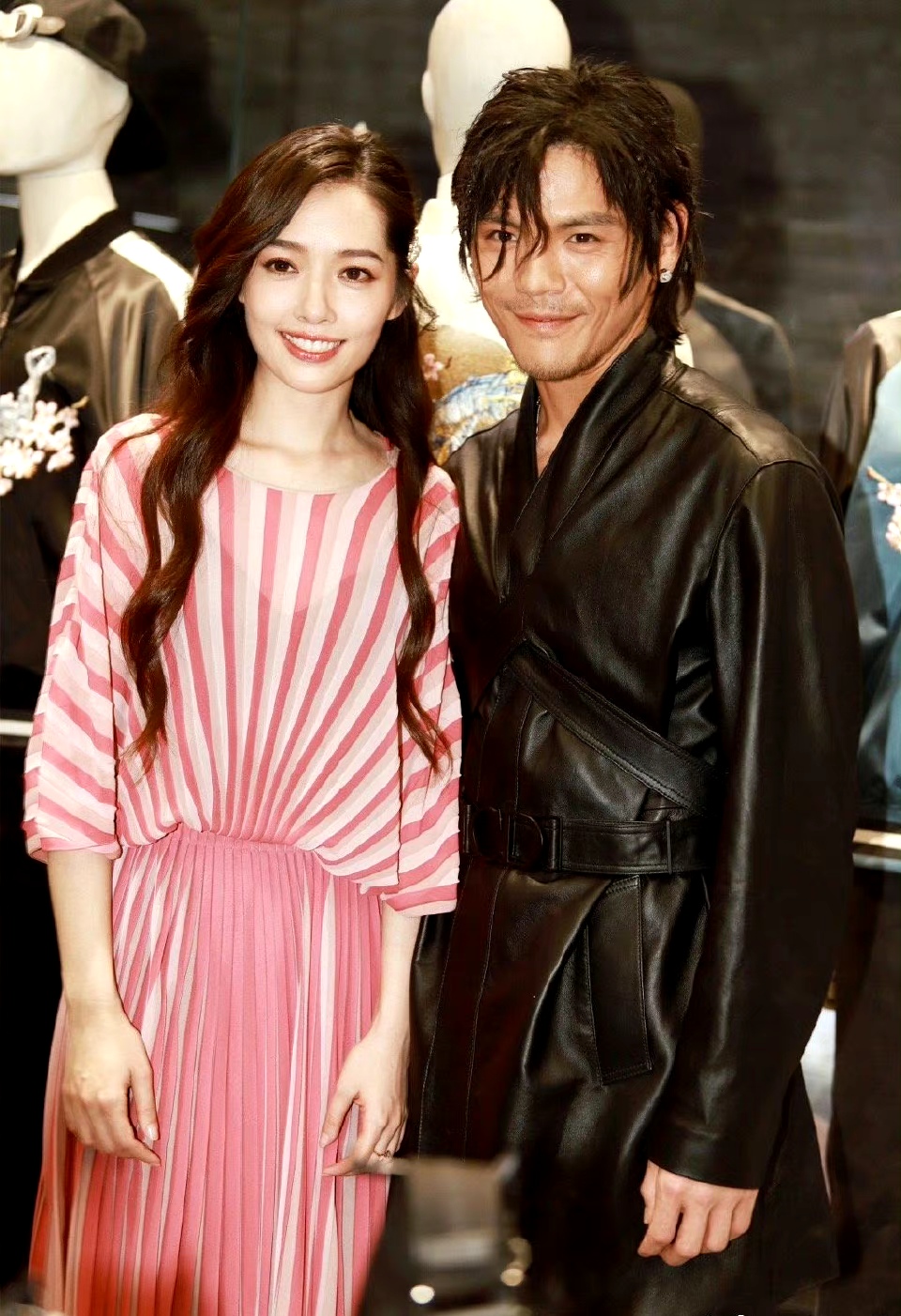 网友在杭州古镇偶遇向佐和郭碧婷牵手逛街,2人穿着朴素低调,带着2个