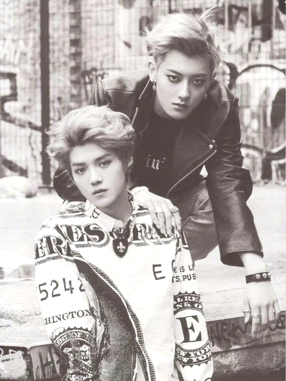 黄子韬去了鹿晗演唱会,还送了个蛋糕给鹿晗祝他演唱会顺利,两人还挥手