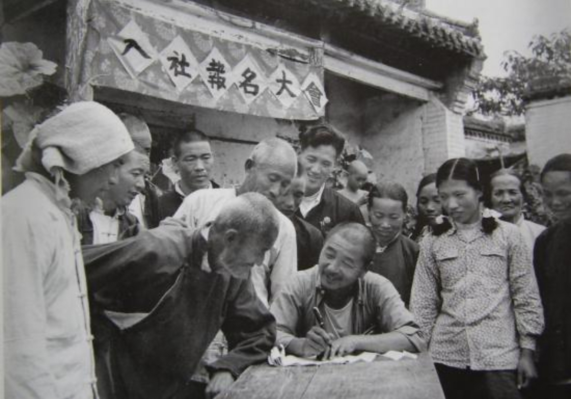 本乡农业合作化始末    土地改革以后,由于农民刚刚翻身,生产资料不足