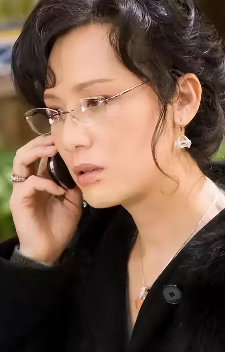 她长得太美被导演据为己有,同居27年无名无分,年