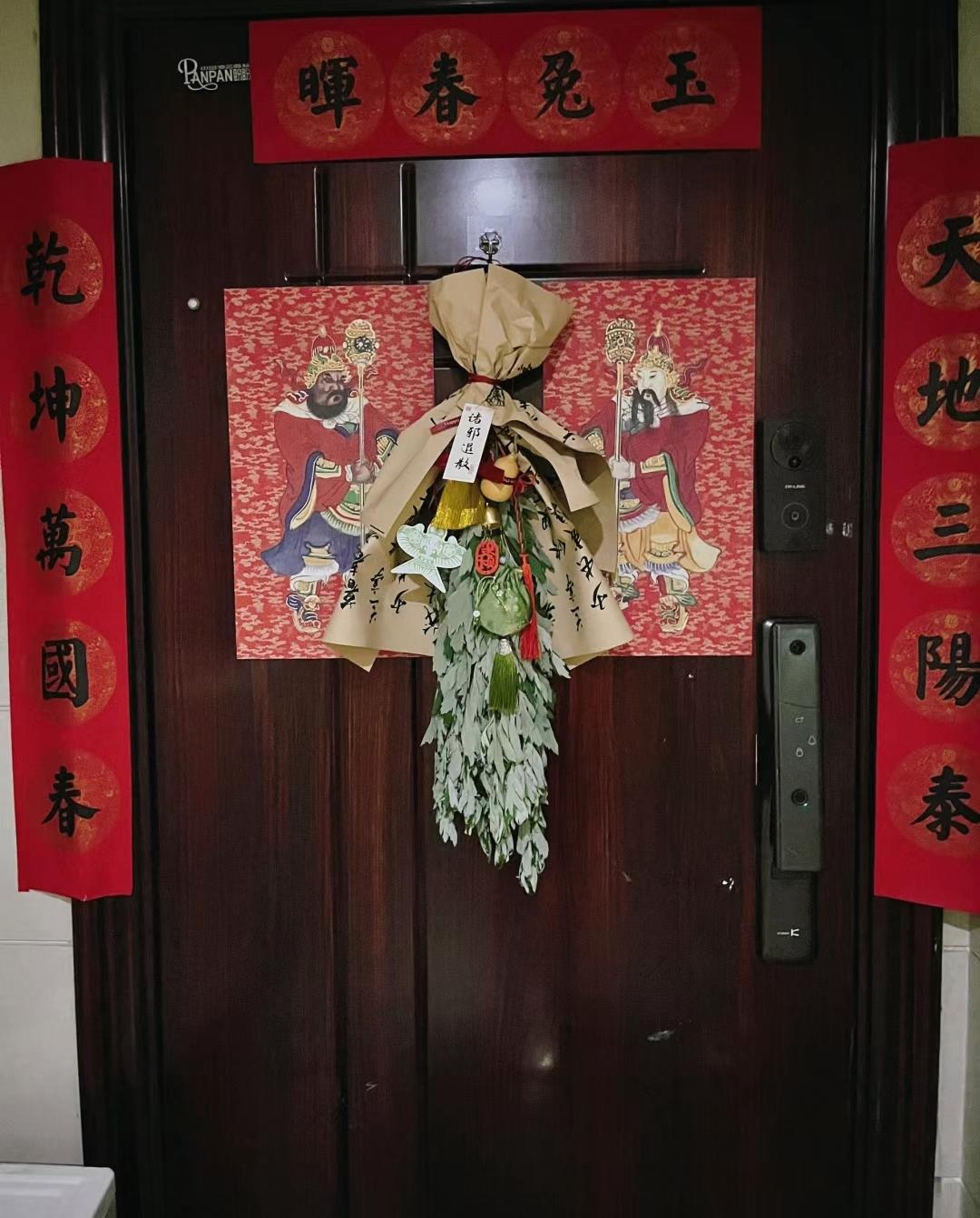 门口挂着艾草,本是传统的象征,邻居却觉得害怕心里不舒服还去物业告状