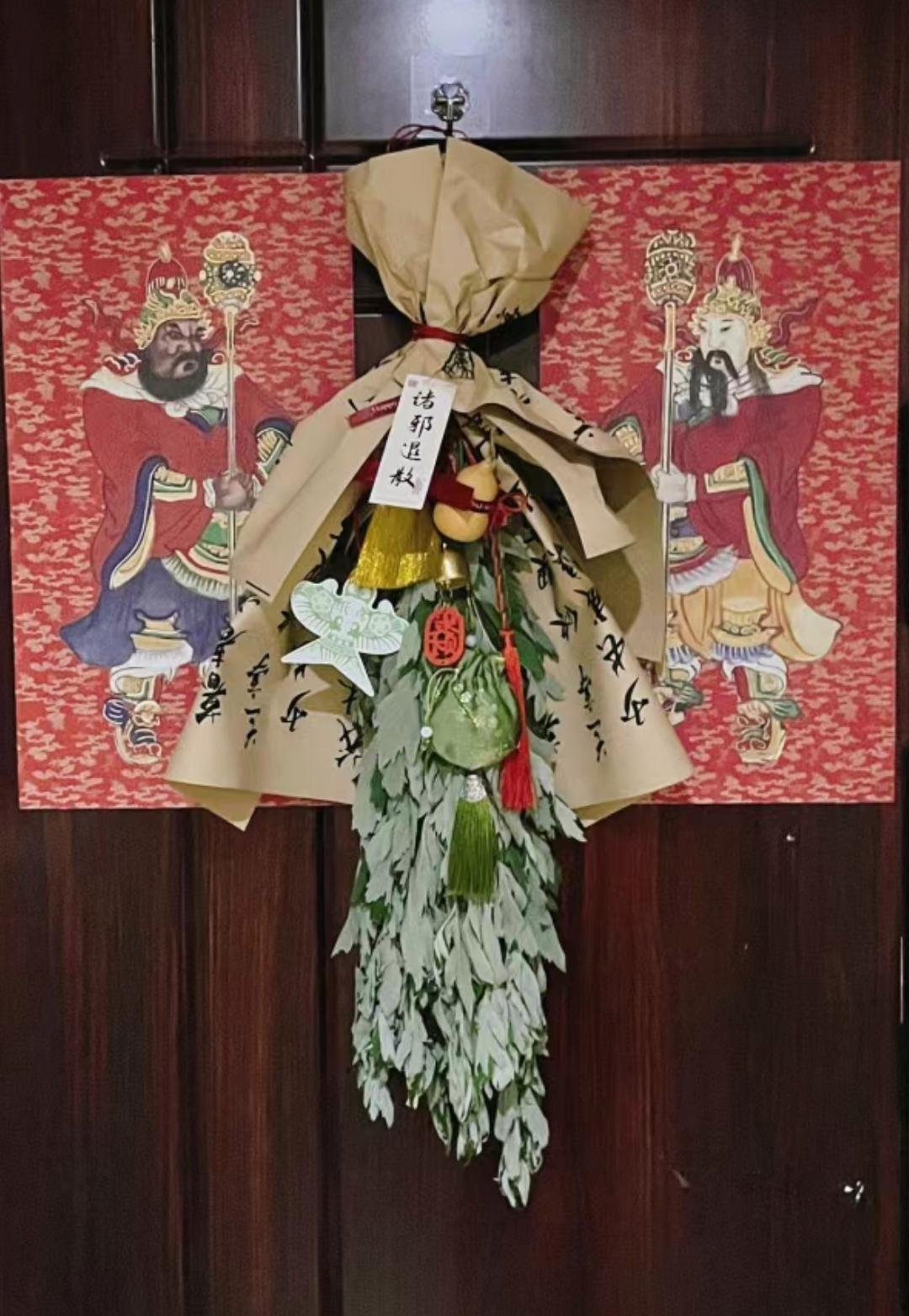 门口挂着艾草,本是传统的象征,邻居却觉得害怕心里不舒服还去物业告状