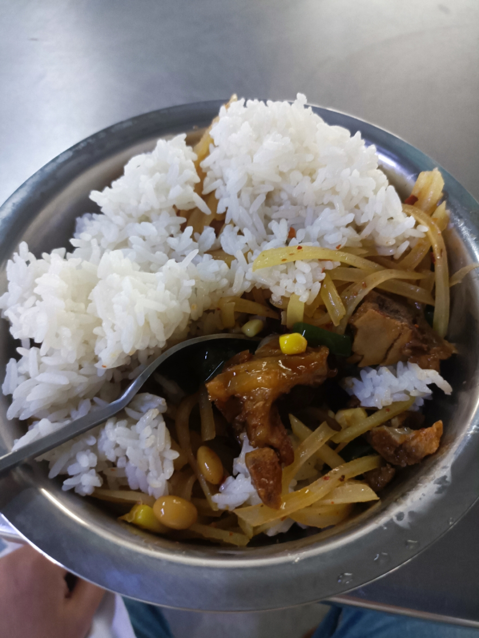 工作餐,工厂每天中午的时候饭菜,虽然不是很好,但是8元一份,比外面