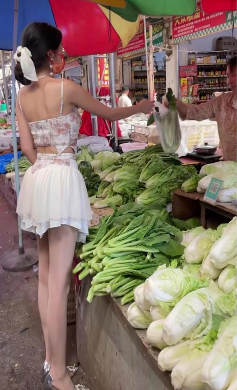 有美女买菜