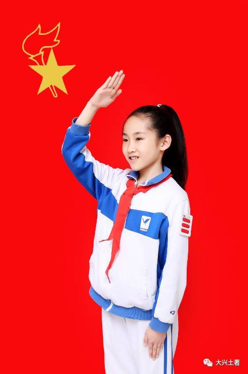 小女孩大概七八岁的样子,脖子上一条红领巾,让人不禁想起自己的小学