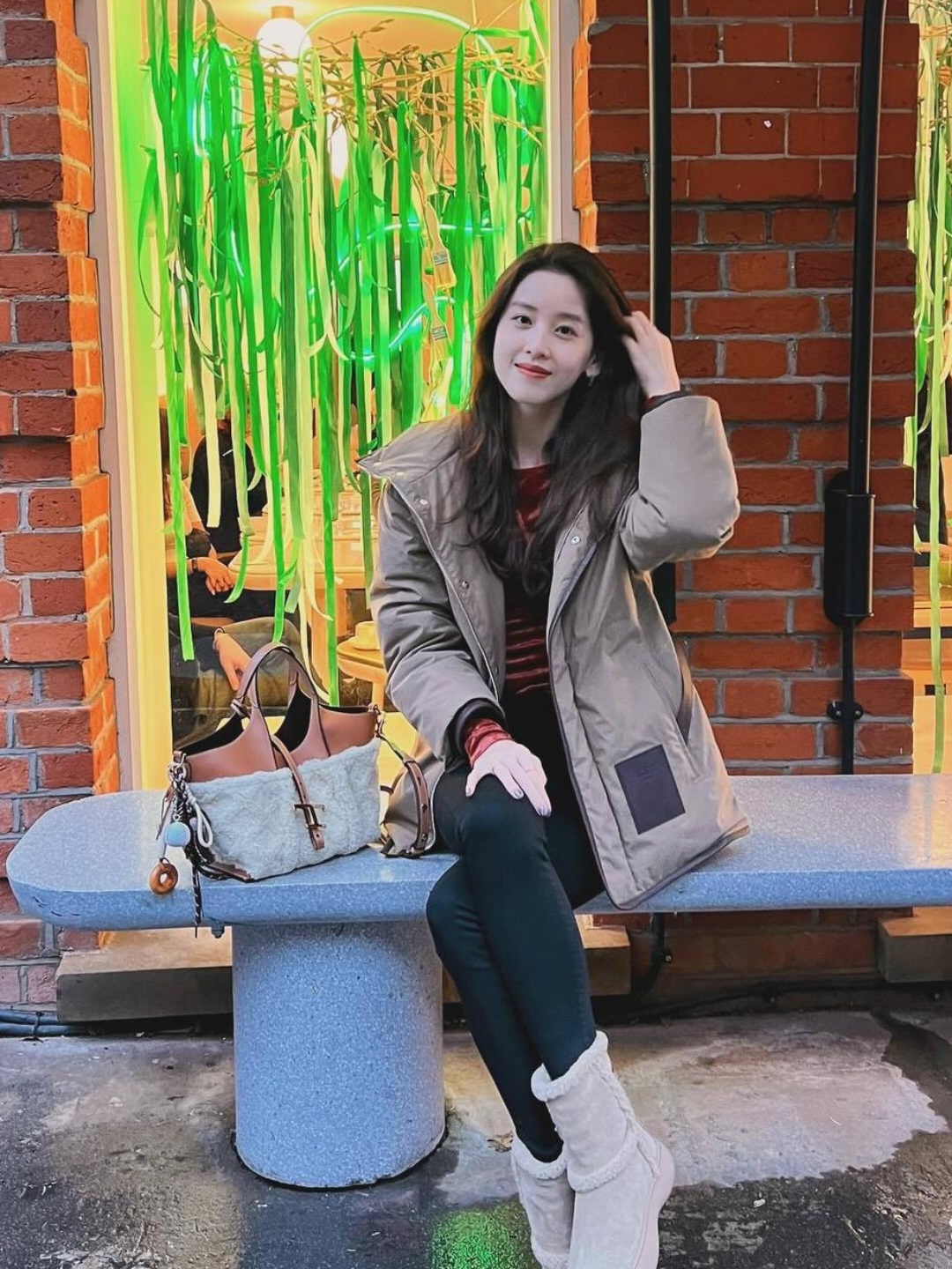 章泽天#章泽天晒照:坐在石凳上,手托脸颊,轻靠在棕色手提包上,微笑