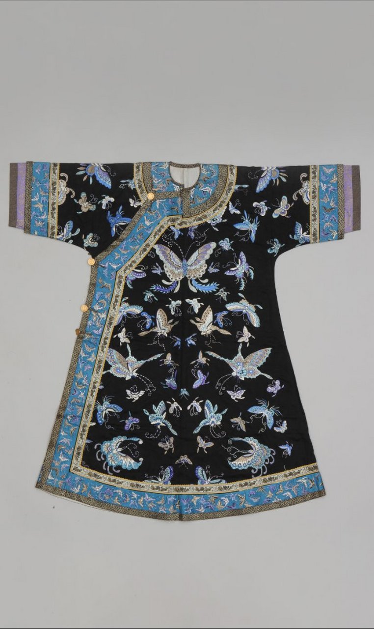 玄青色绸绣三蓝百蝶纹夹衬衣 清 光绪 【耋】 "蝶"与"耋"的谐音.