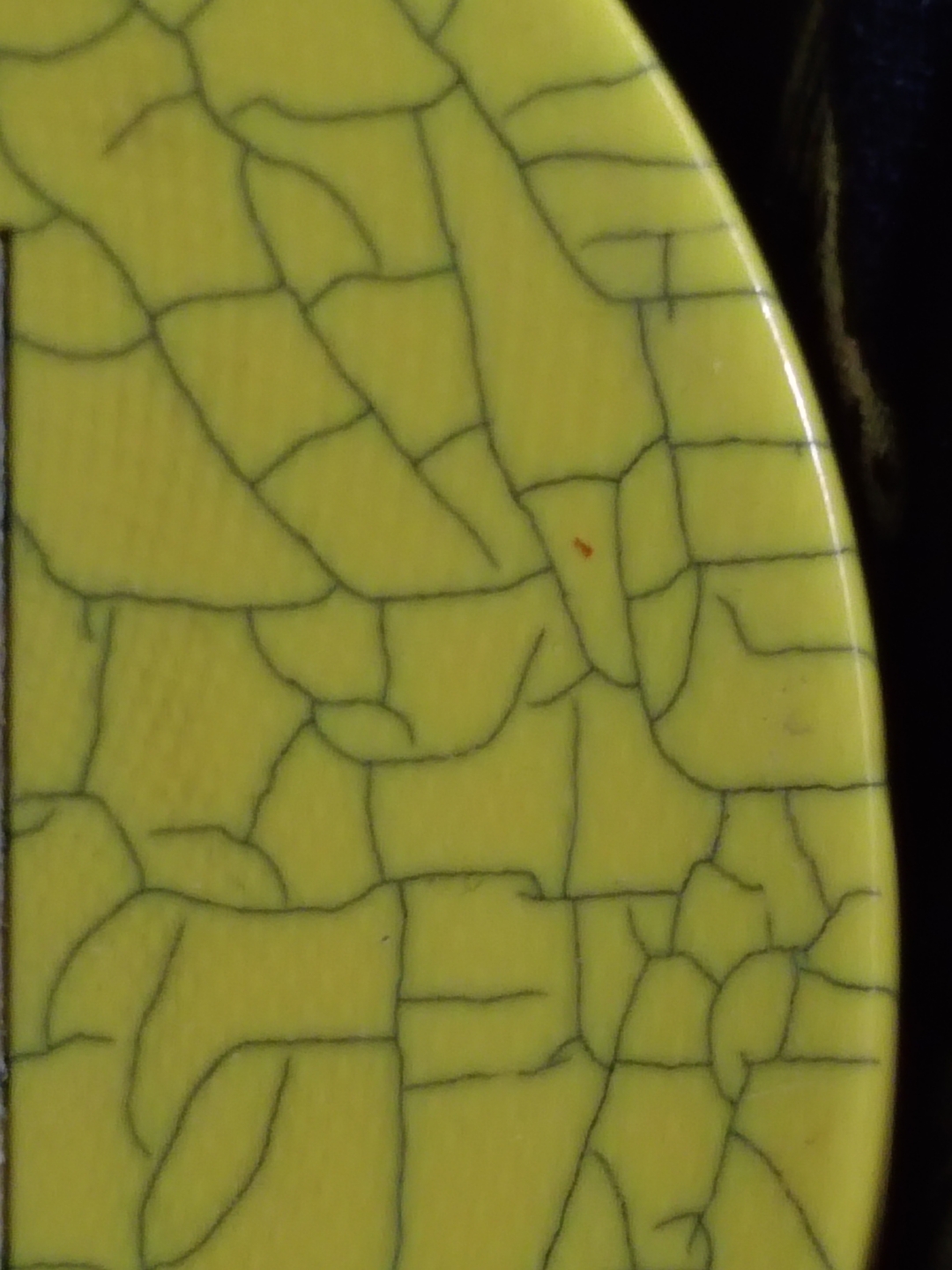 这种象牙纹路作假看起来虽然是网状的,其实是骗子们压上去的,用手摸