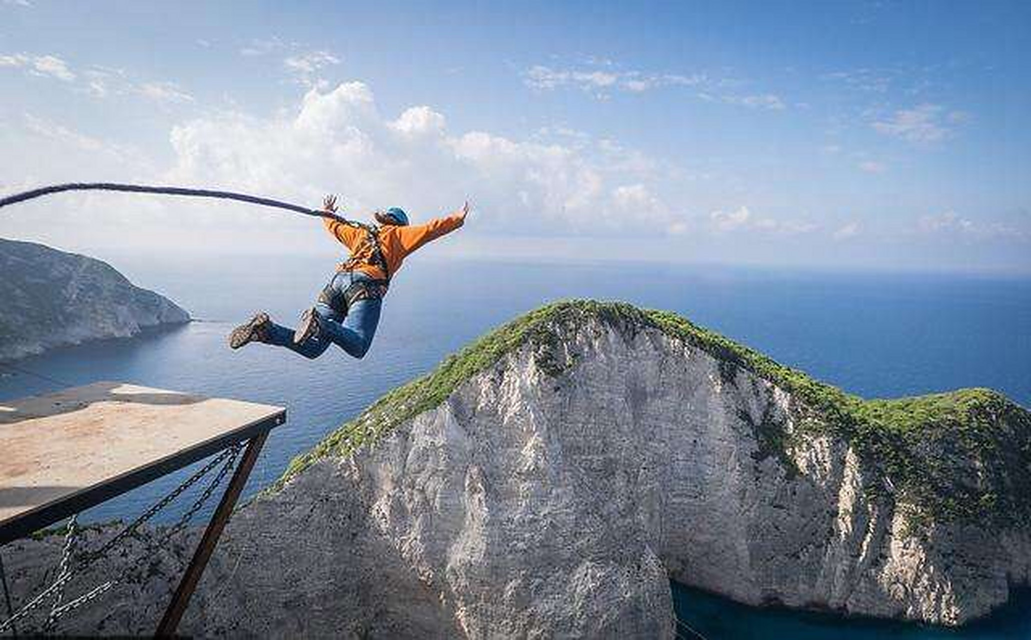 蹦极者:大哥蹦极多少钱? 工作人员:350元块.  蹦极者:太贵了!