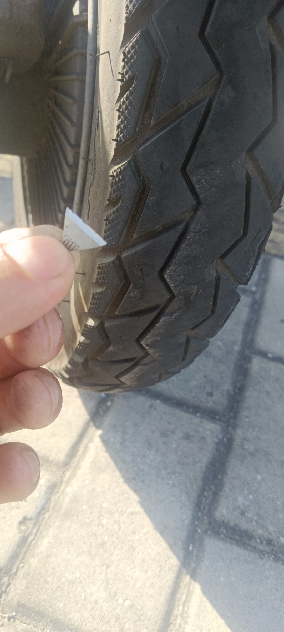 在上海三个月内 ,电动车轮胎被这种刀片扎了两次,都是在前不着村后不