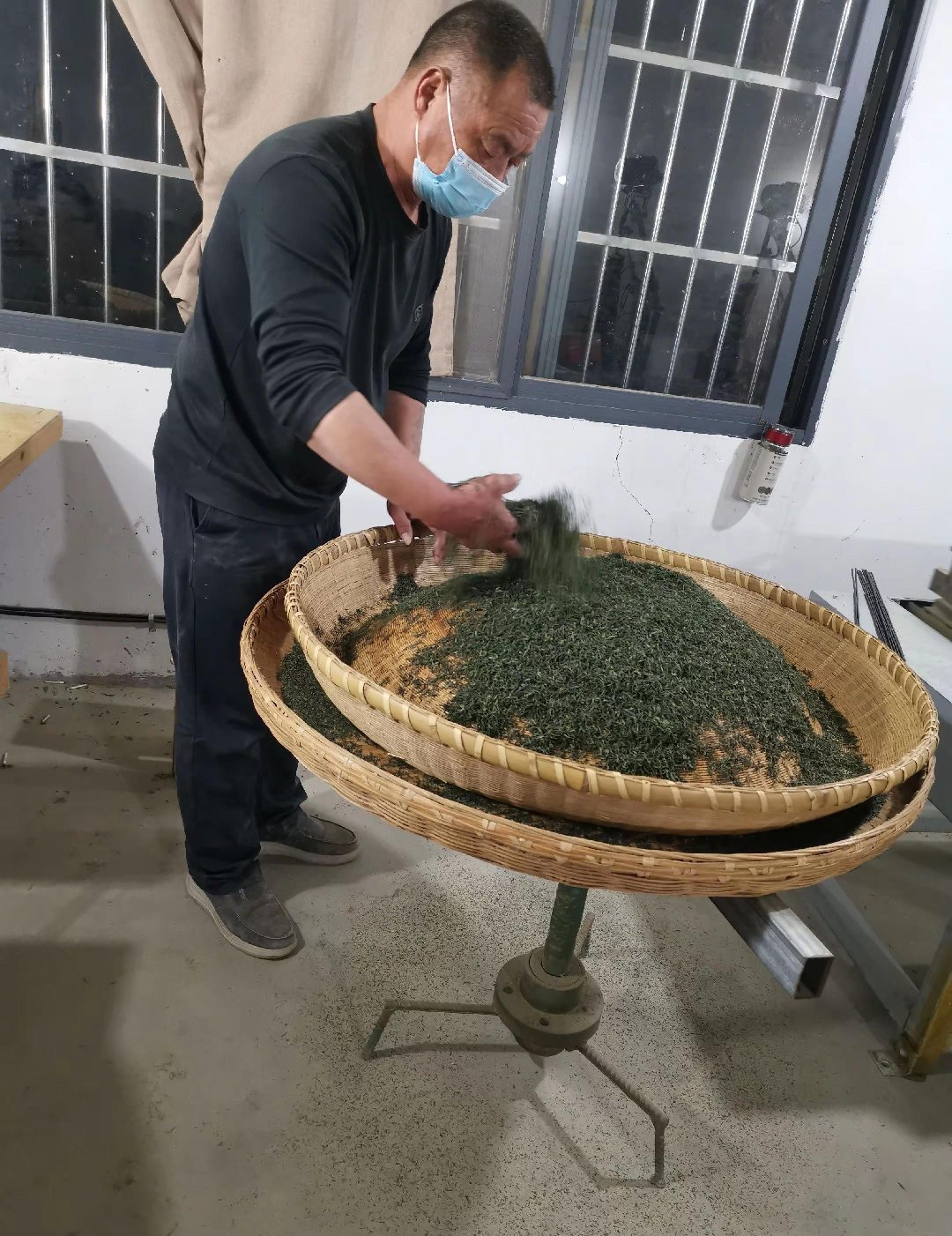 刚炒完茶,看到何家寨的老队长在文新集团何家寨基地门口满脸无奈地喊