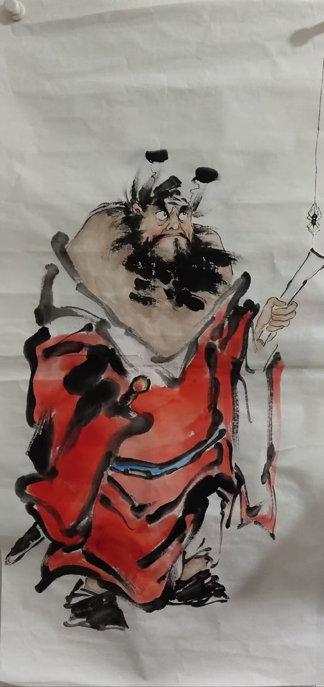 黑眼睛,黑头发,黑胡子,身穿红袍,宛如一团燃烧的火焰