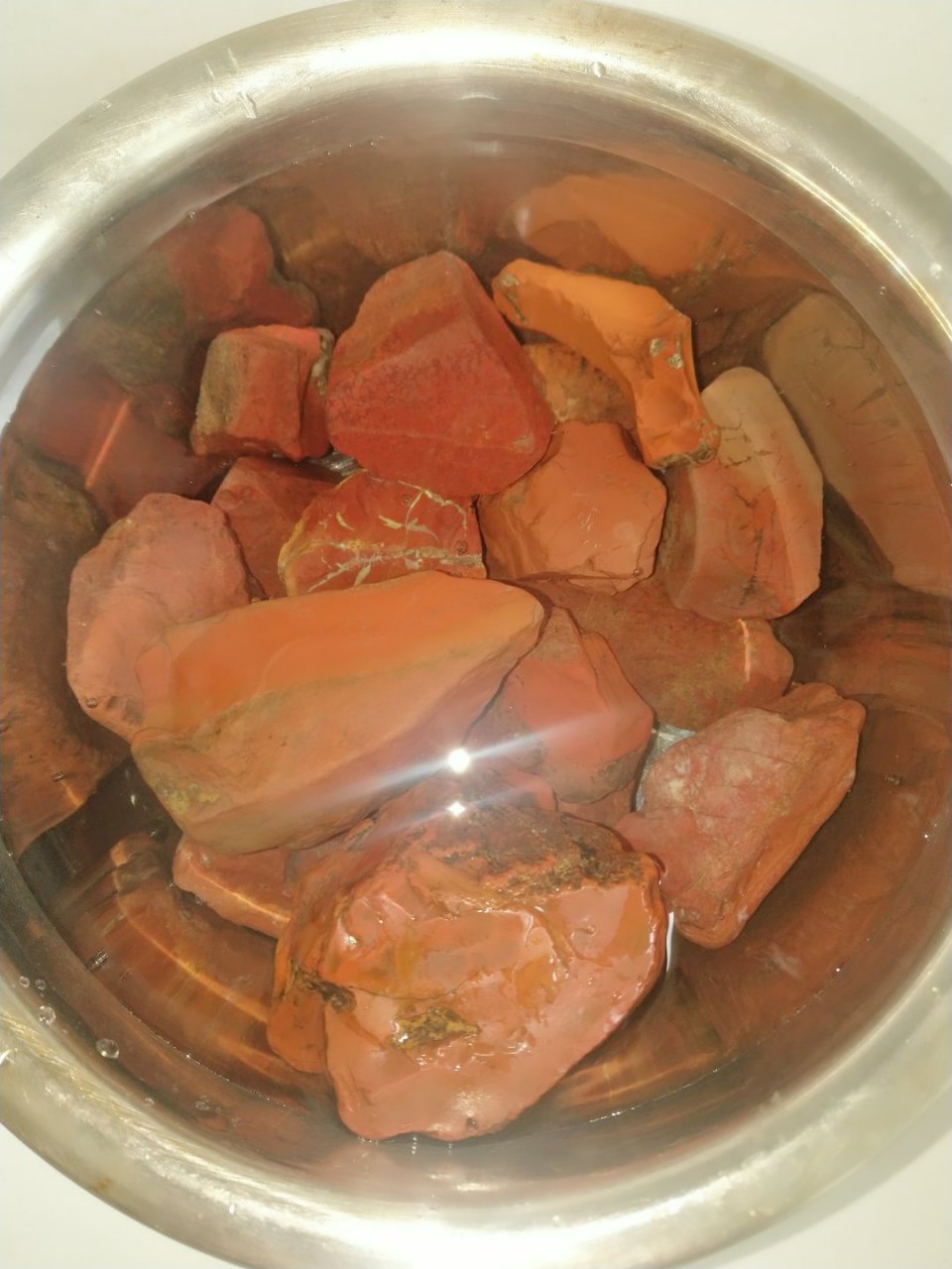 内蒙古的红色戈壁石,看起来有点家猪血,好几个石头打灯还透光,如果在