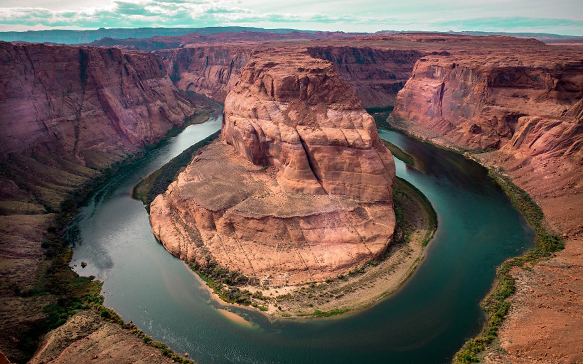 大峡谷是一处自然奇景,它是由河流在长达数百万年的侵蚀作用下形成的.
