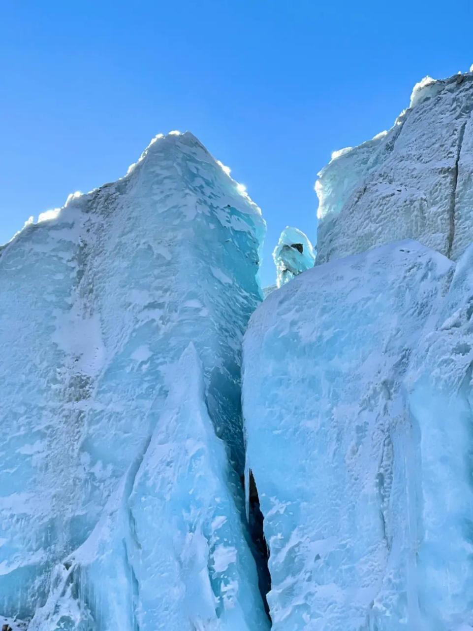 大自然奇景# 冰川是由积雪和冰块形成的巨大冰体,它们通常位于高山或 