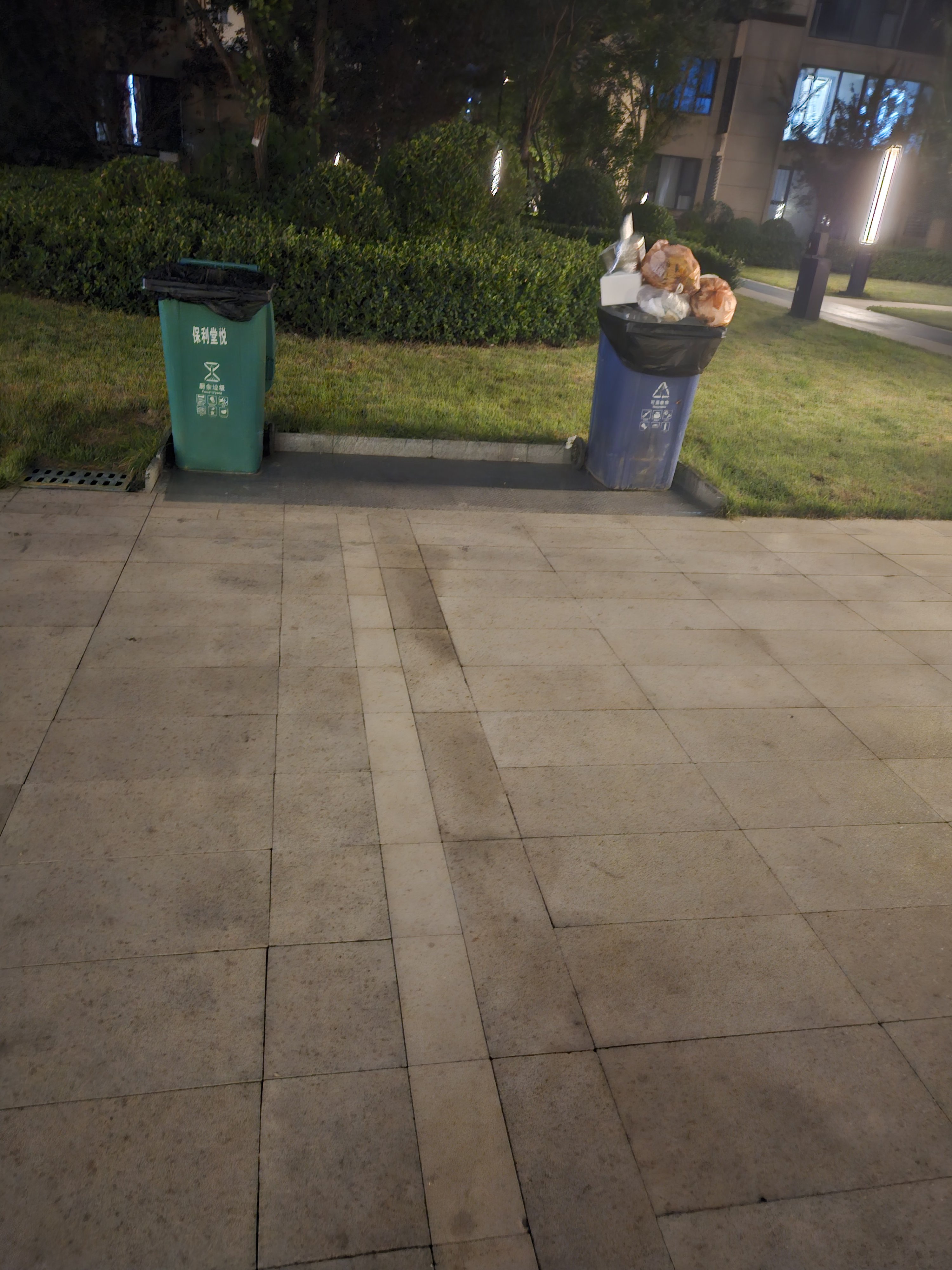 刚下楼倒垃圾,你说这帮人,怎么就这么懒,垃圾桶盖  盖着呢!