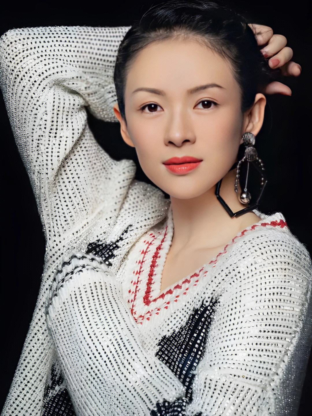 五段恋情,和前夫汪峰和平分手,一儿一女.离婚后状态好,又投入了事业中