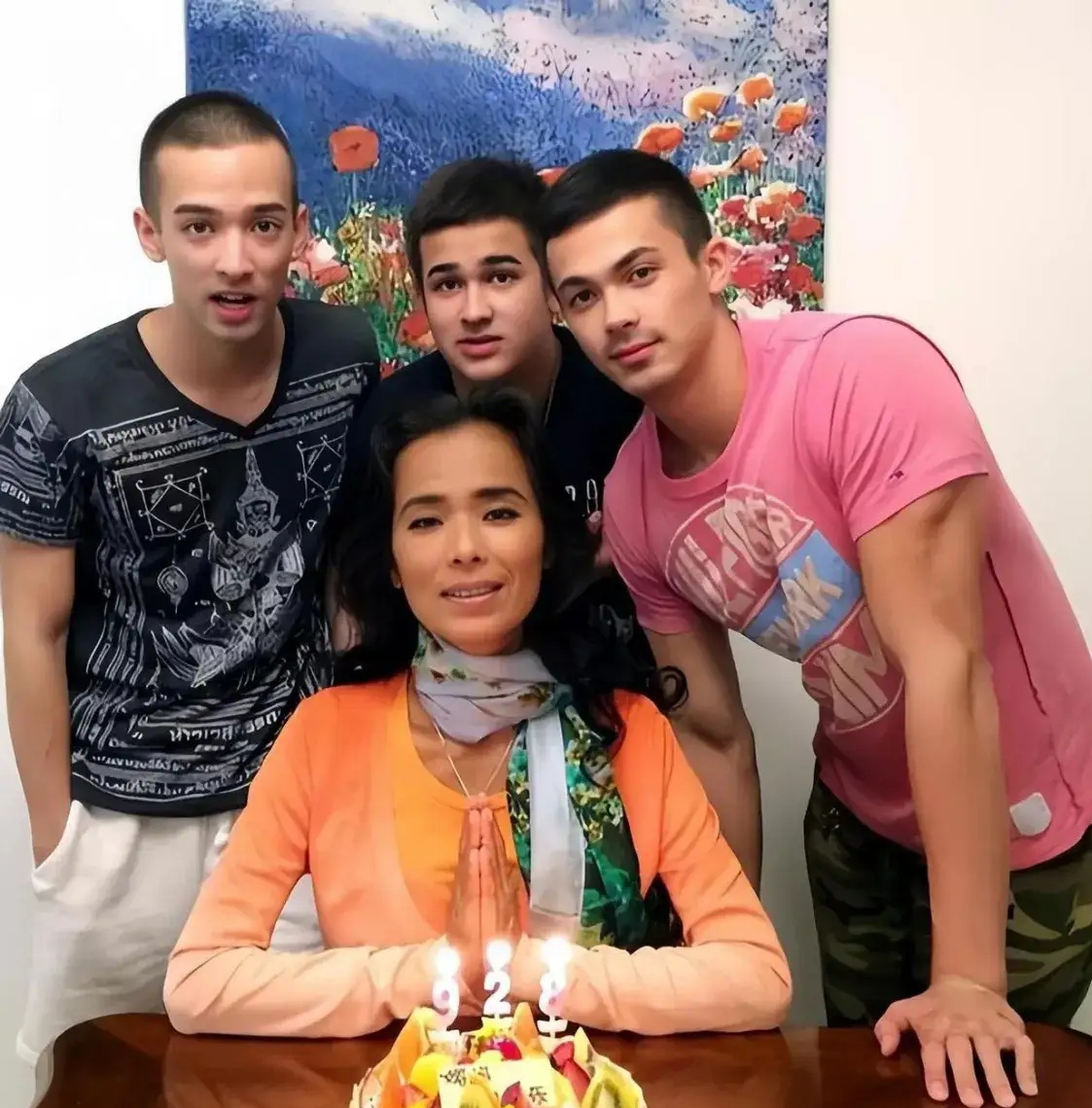 大儿子韦紫明,又名赛明顿 · 韦 · 史密斯,1994年4月1日出生于美国