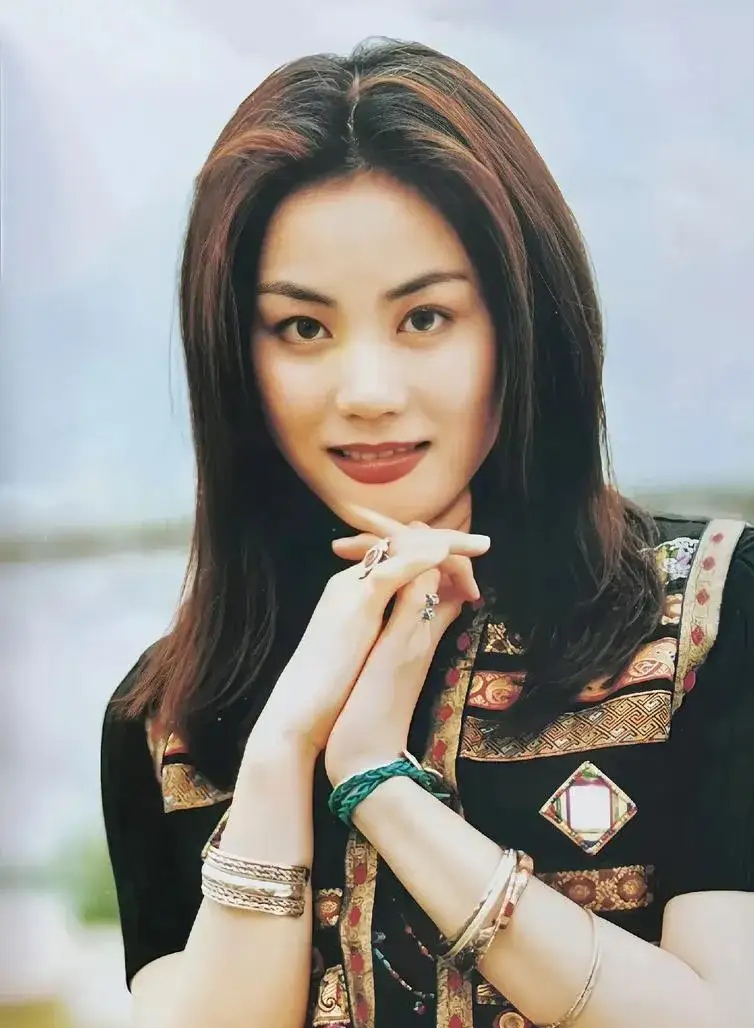 第一任妻子 天后王菲 歌手55岁174cm 1969年出生于北京市东城区,代表