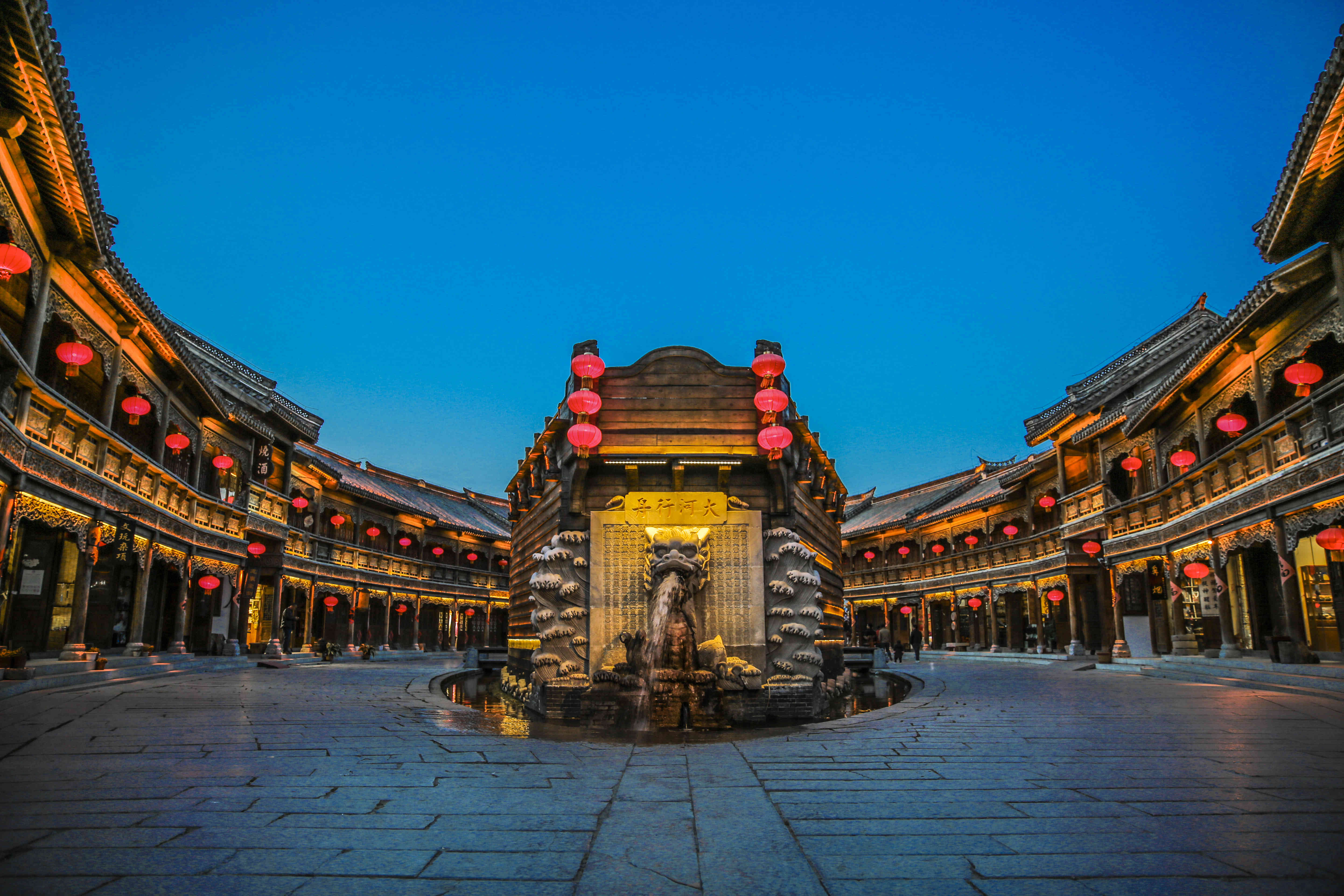 这座古城保存着大量明清时期的古建筑和历史遗迹,被誉为"活着的运河