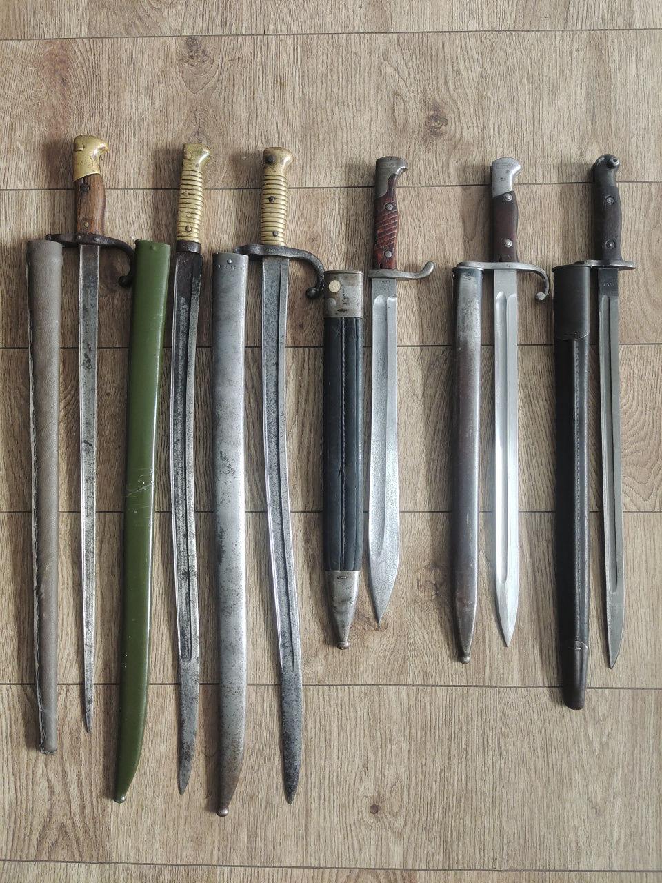 第一次世界大战及之前普法战争共6把刺刀, 三把铜柄的法国刺,(两把